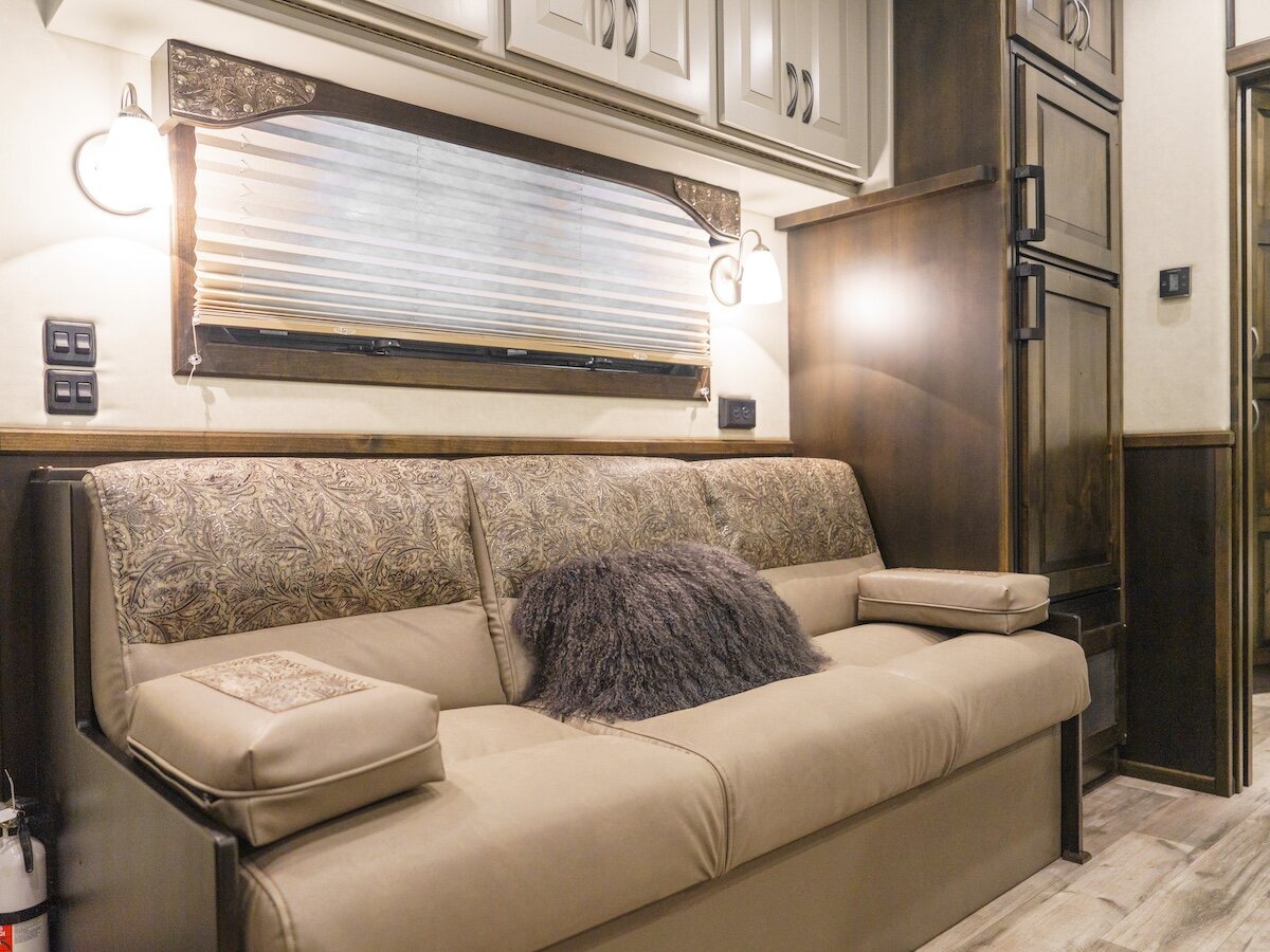 luxury-horse-trailer-2