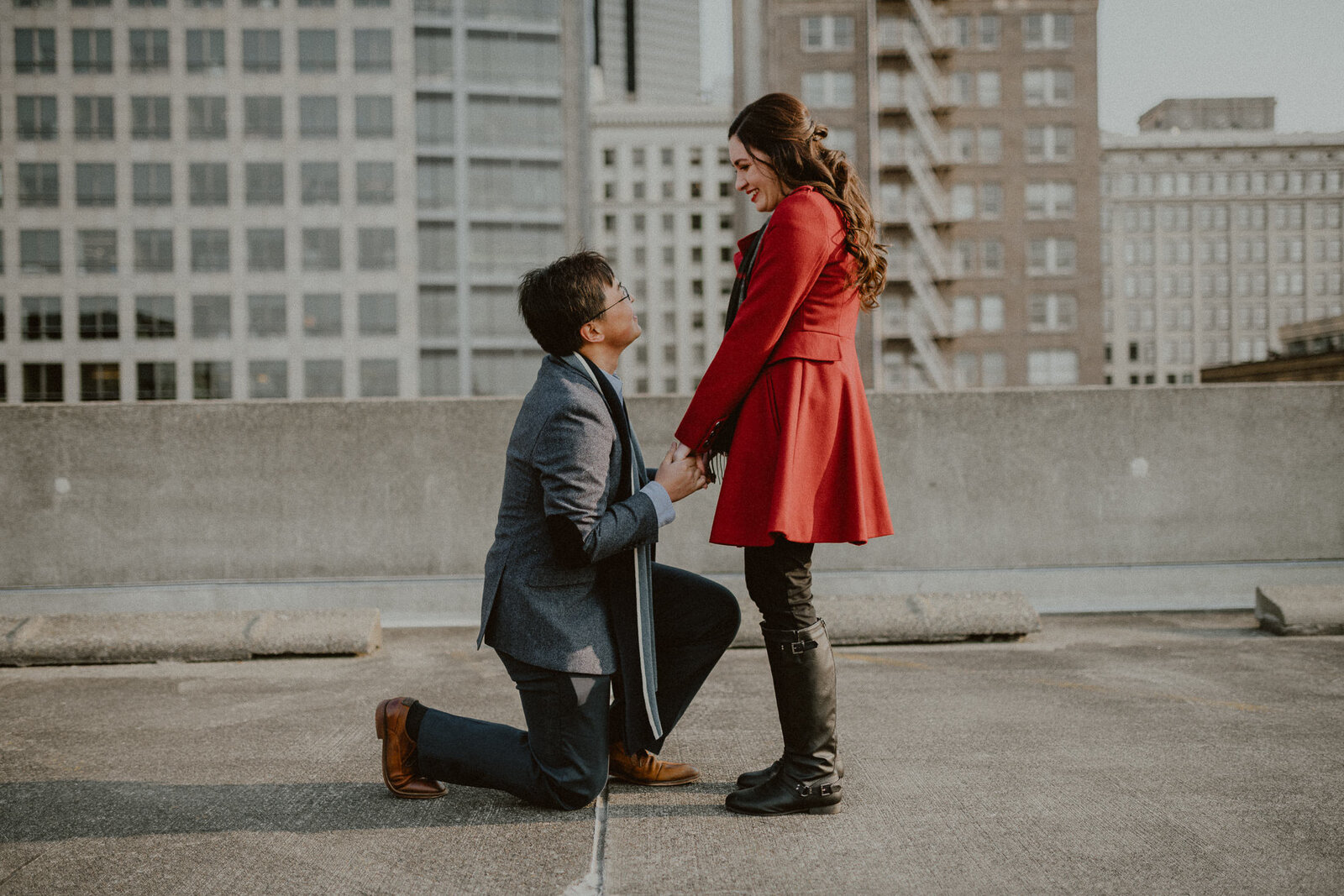 Seattle-City-Rooftop-Surprise-Proposal-Engagement-Urban-Pioneer-Square-Chelsea-Abril-Photography-19