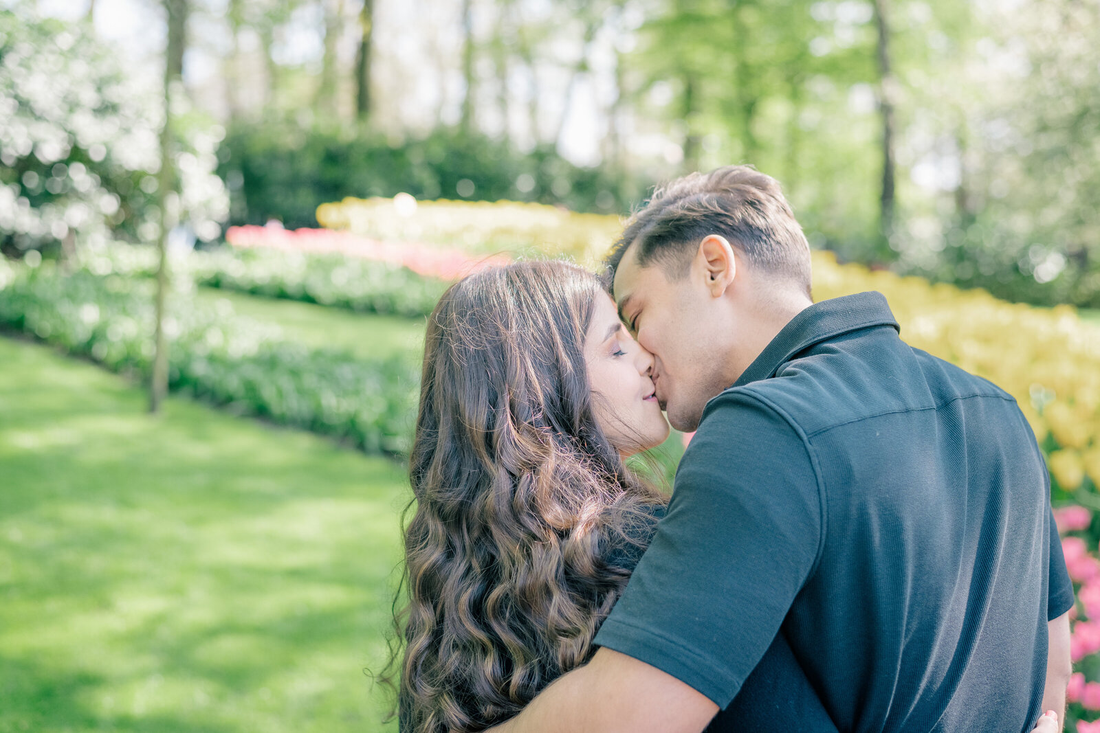 Monique and Carlos share a kiss in the Keukenhof during their anniversary photoshoot