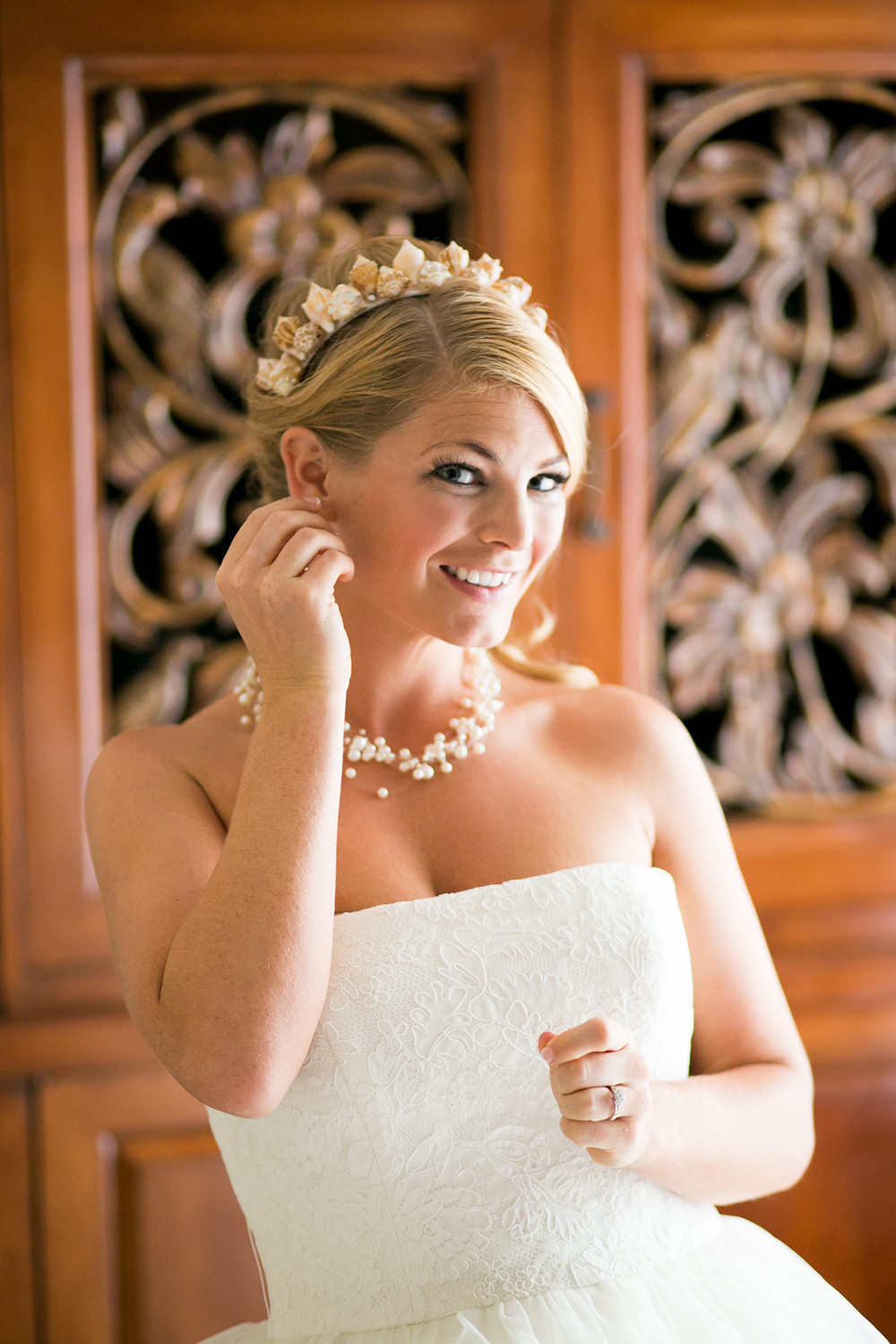 bride putting her ear rings on