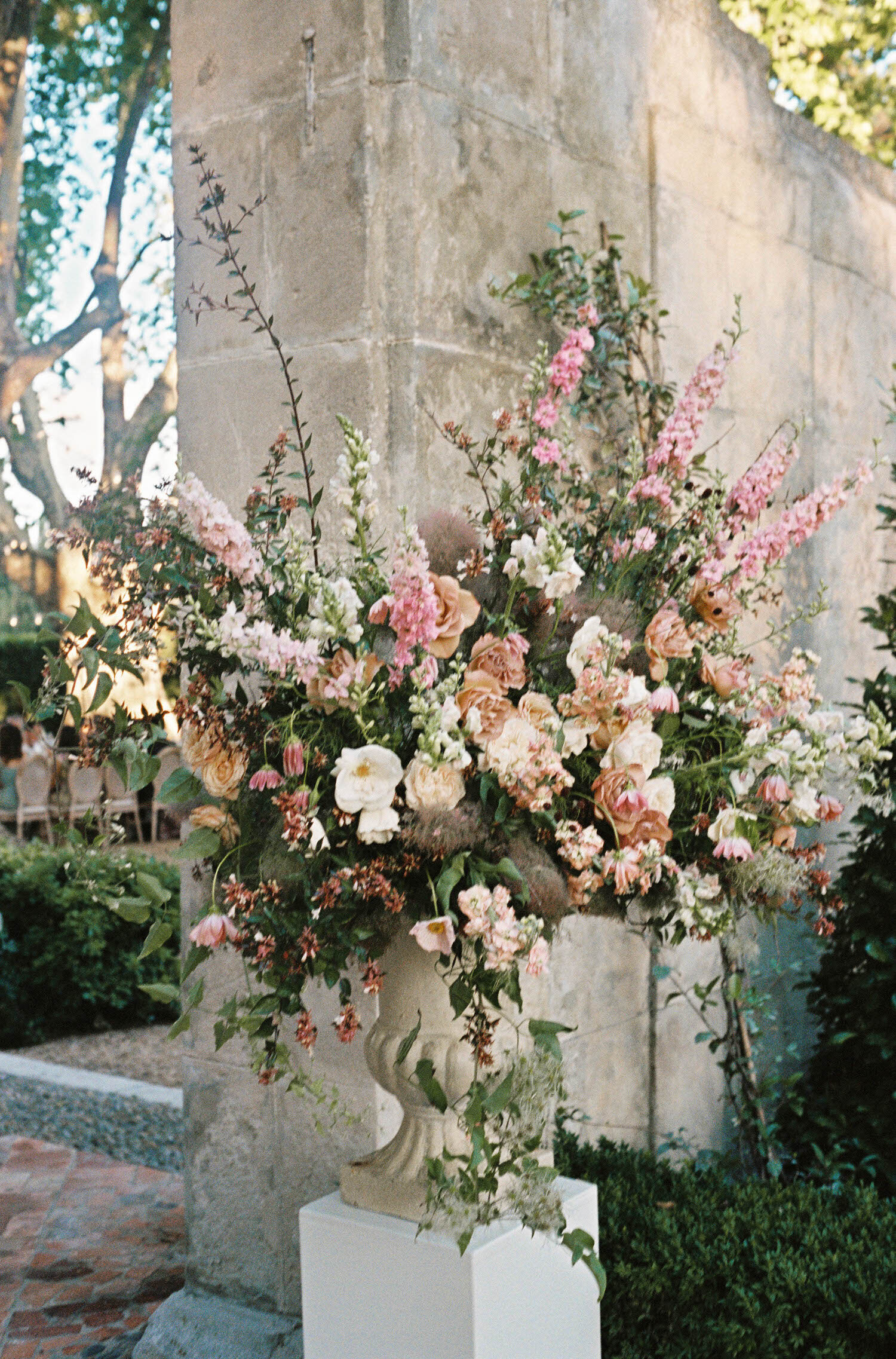 Flora_And_Grace_Provence_Analog_35mm_Fim_Editorial_Wedding_Photographer-41