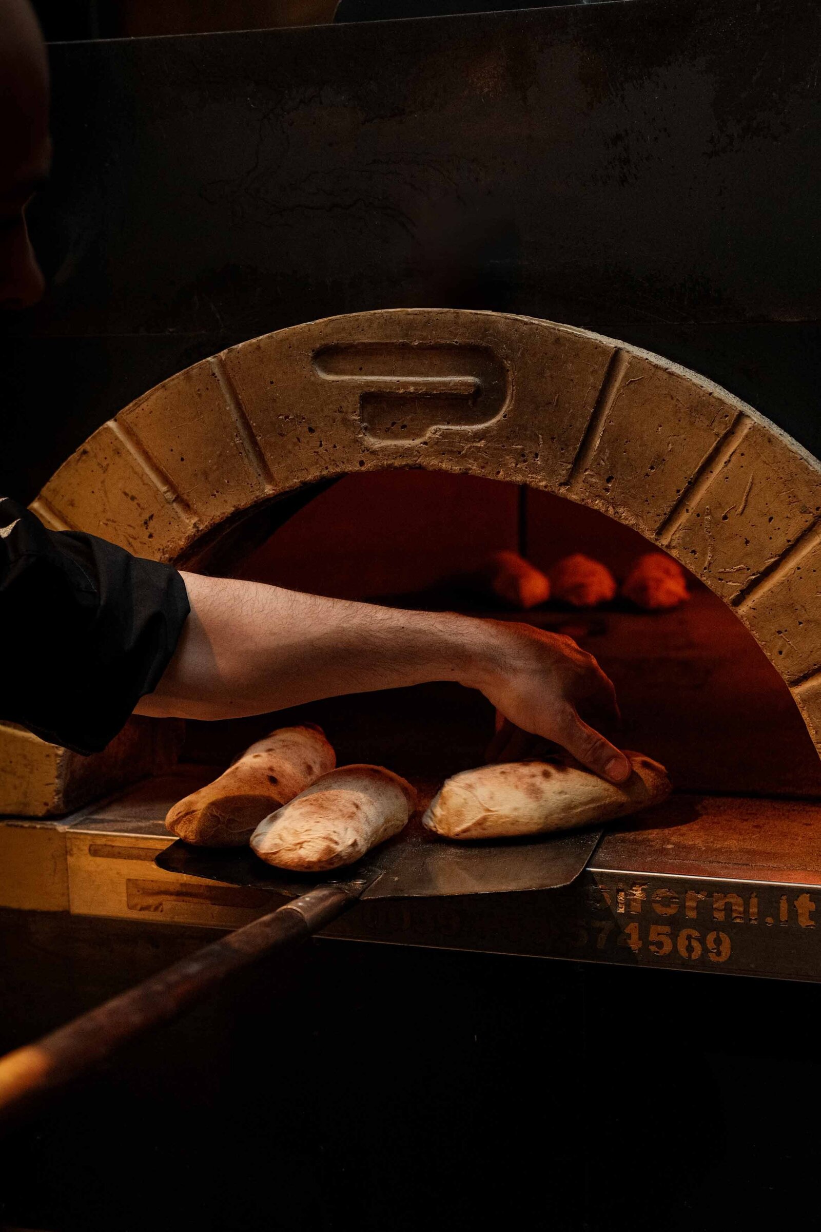 Vers brood afgebakken in hete oven van restaurant Amsterdam