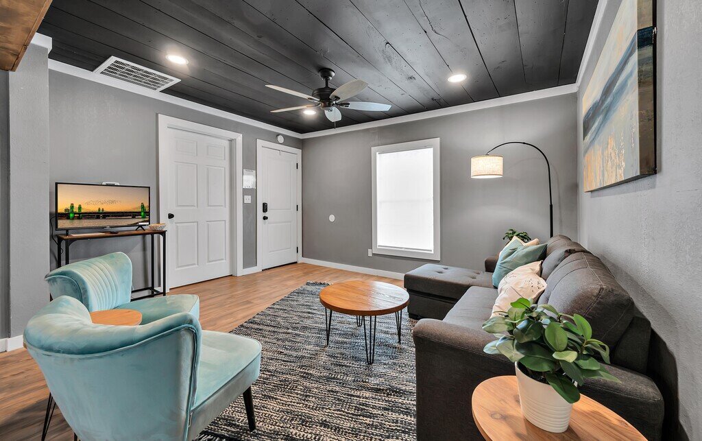 Living room with ample seating in this two-bedroom, one-bathroom vacation rental house for five located just 5 minutes from Magnolia, Baylor, and all things downtown Waco.