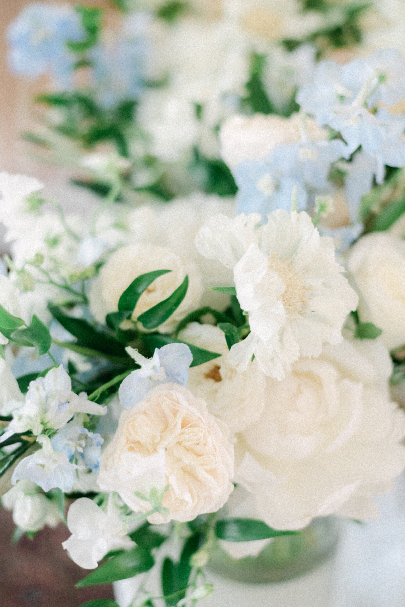 Wedding flowers in an image photographed by wedding photographer Hannika Gabrielsson.