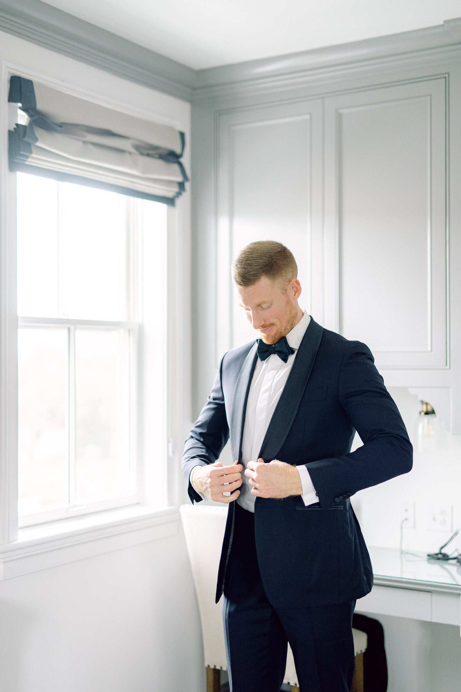 groom_navy_suit_mystic_wedding_1