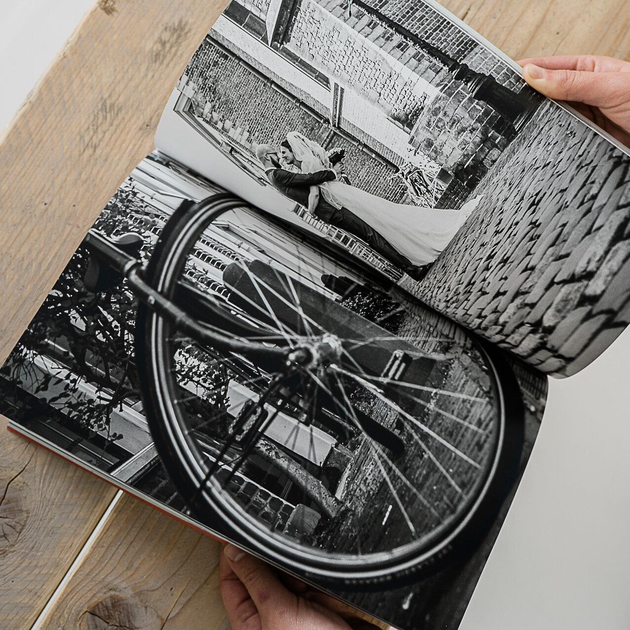Trouwreportage in Leiden met fiets in magazine