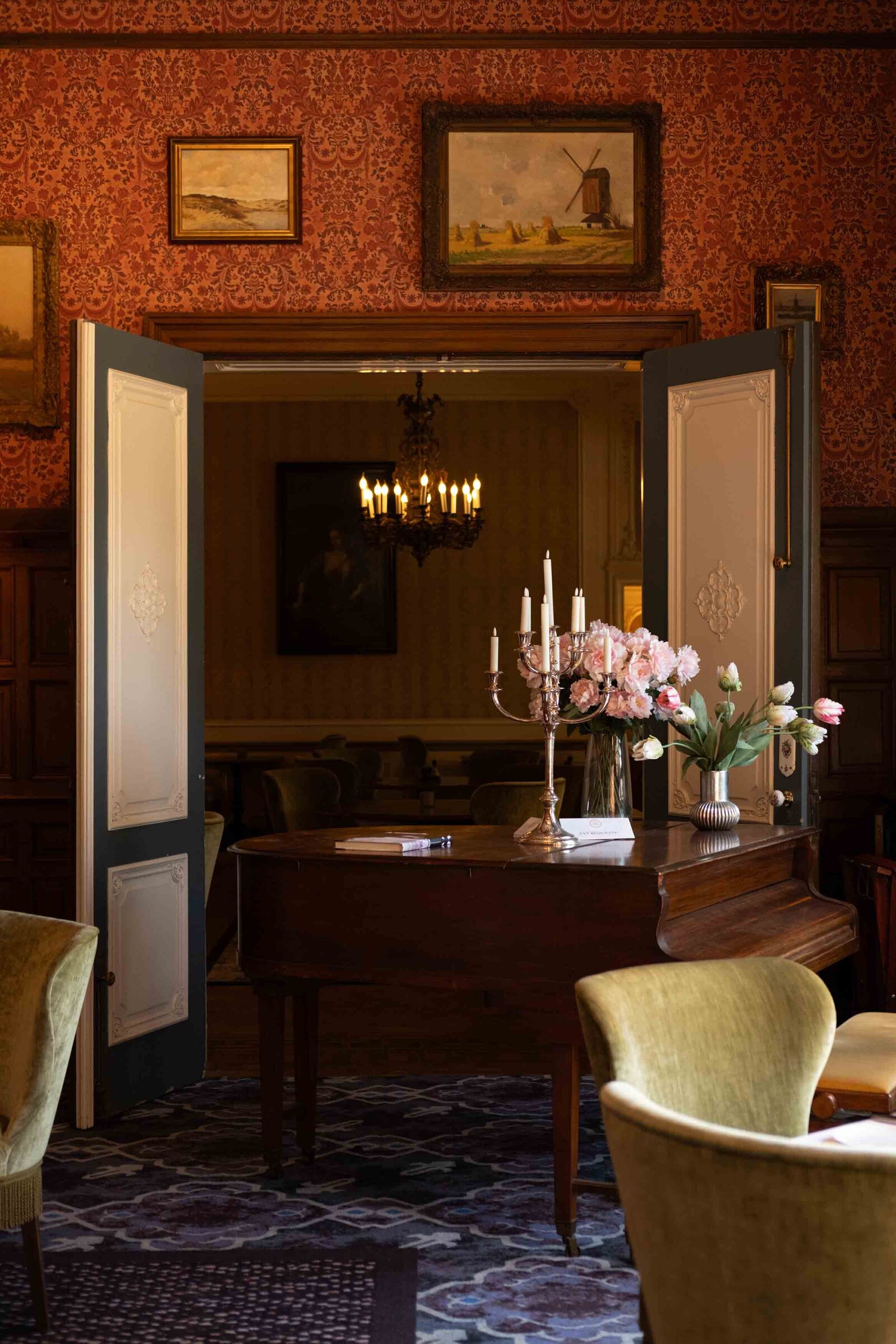 cinematische foto van een sfeervol restaurant in noord holland