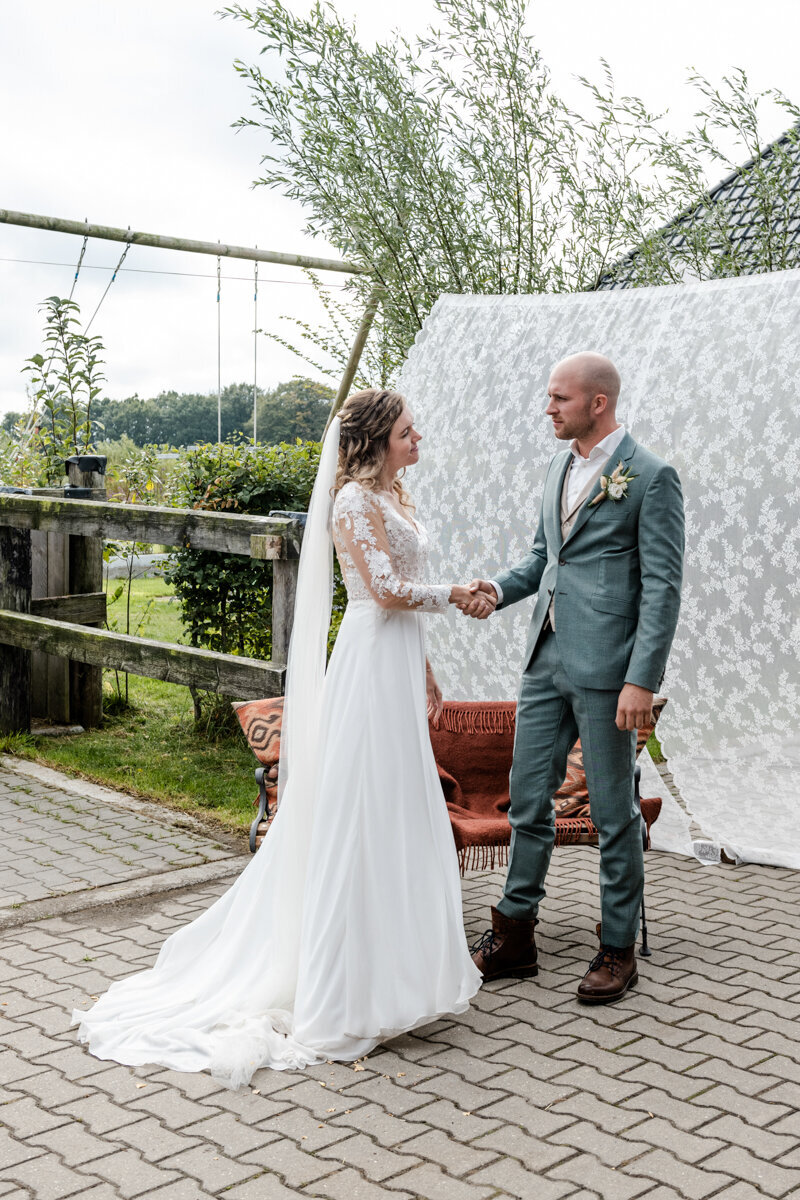 Country bruiloft, boerderij bruiloft, trouwen in Friesland, bruidsfotograaf, trouwfotograaf (89)