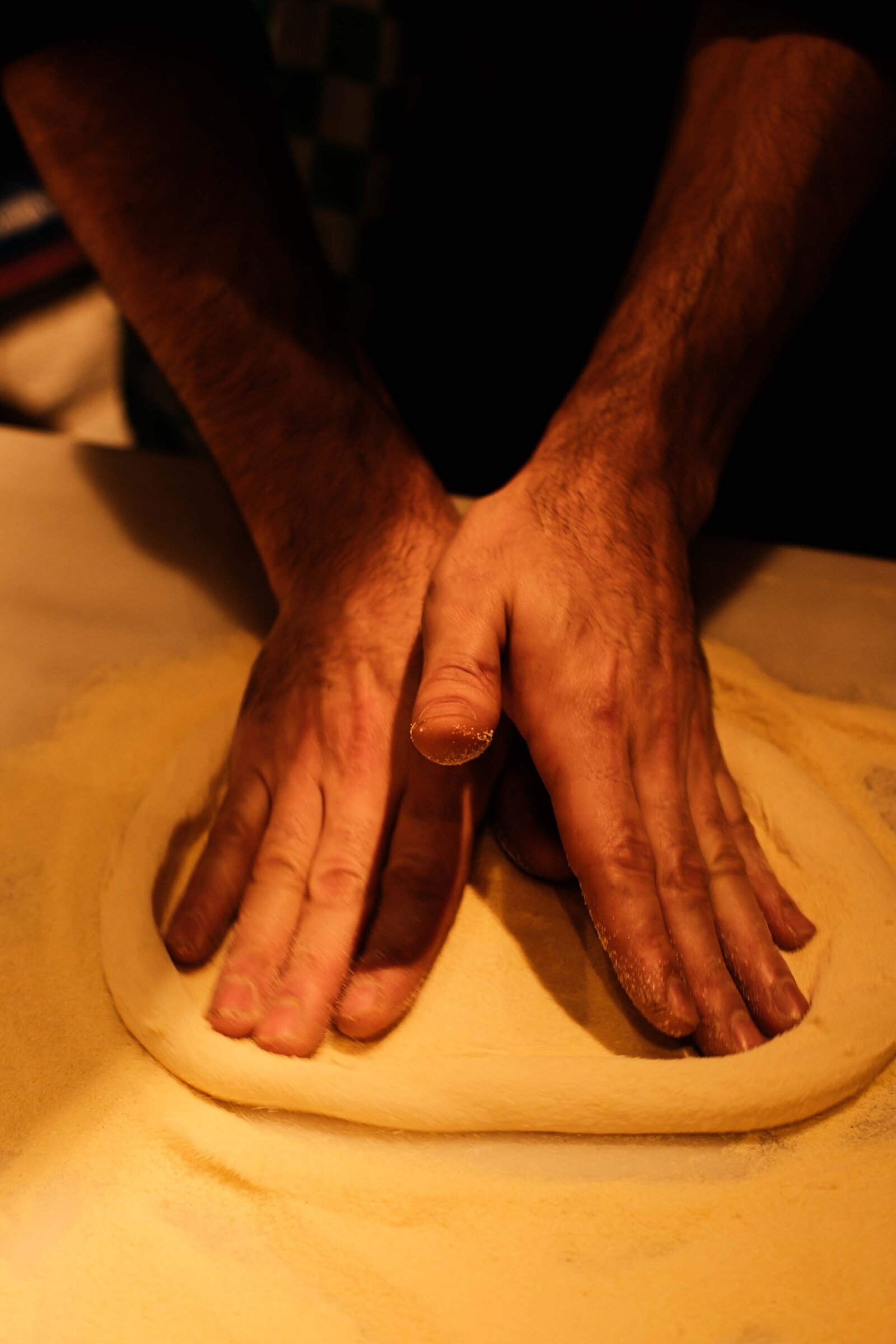 Chef bereidt deeg in restaurant Utrecht