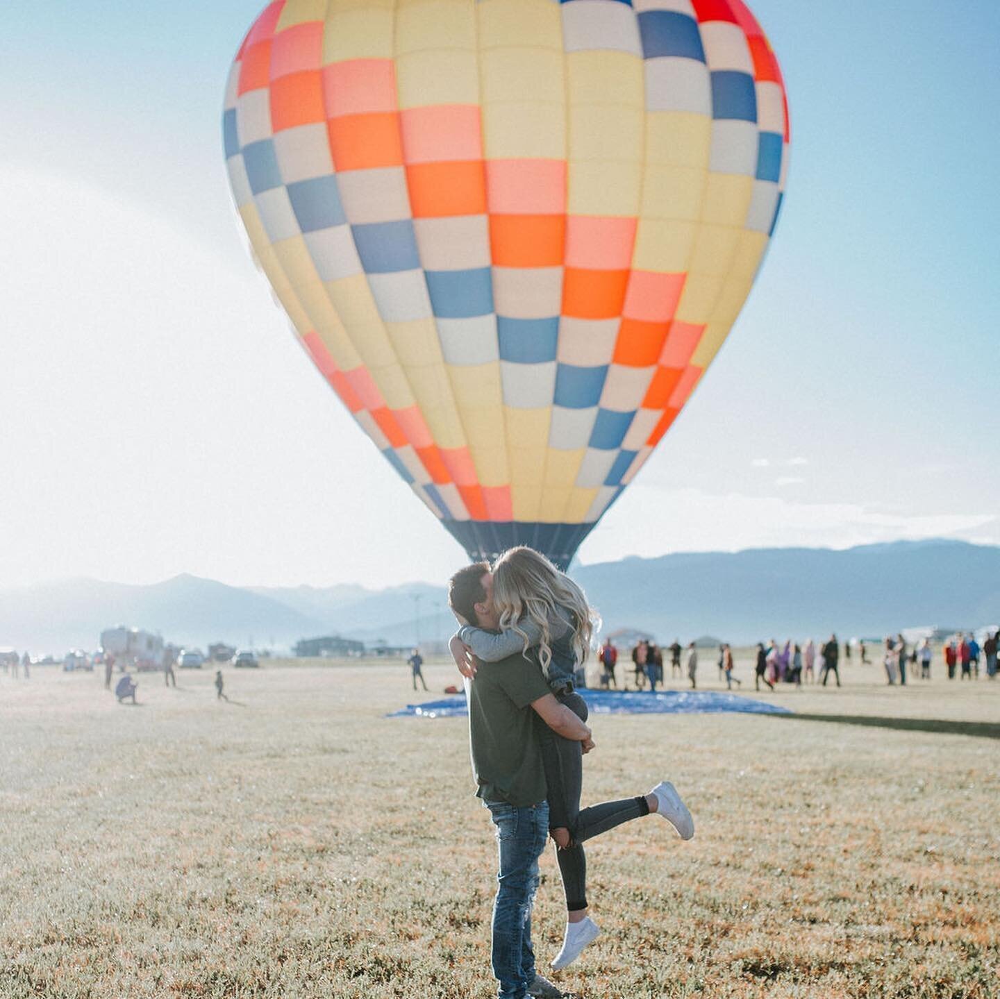 Sacramento Wedding Photographer captures woman kissing man after surprise hot air balloon proposal