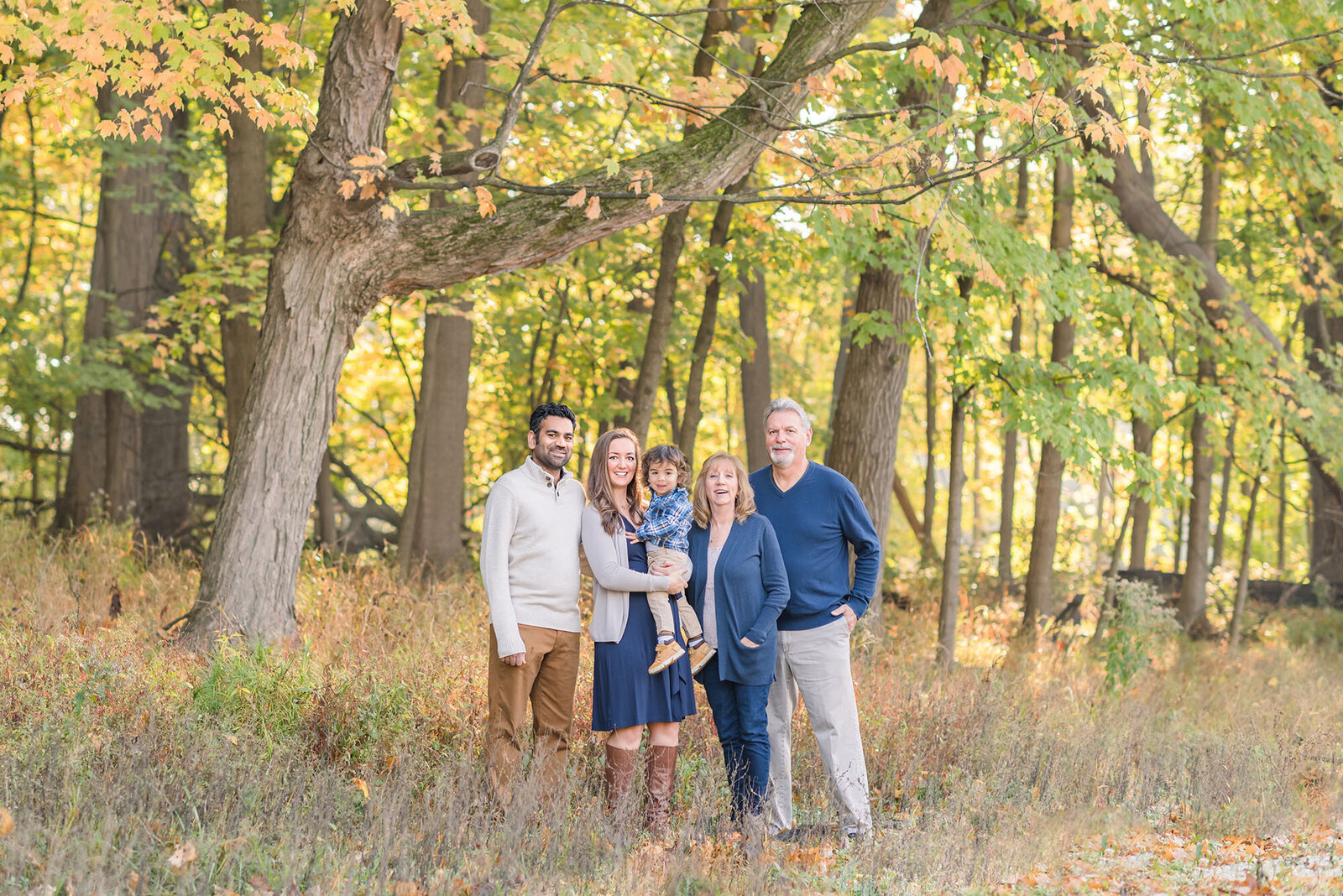 Small extended family photoshoot in the fall woods