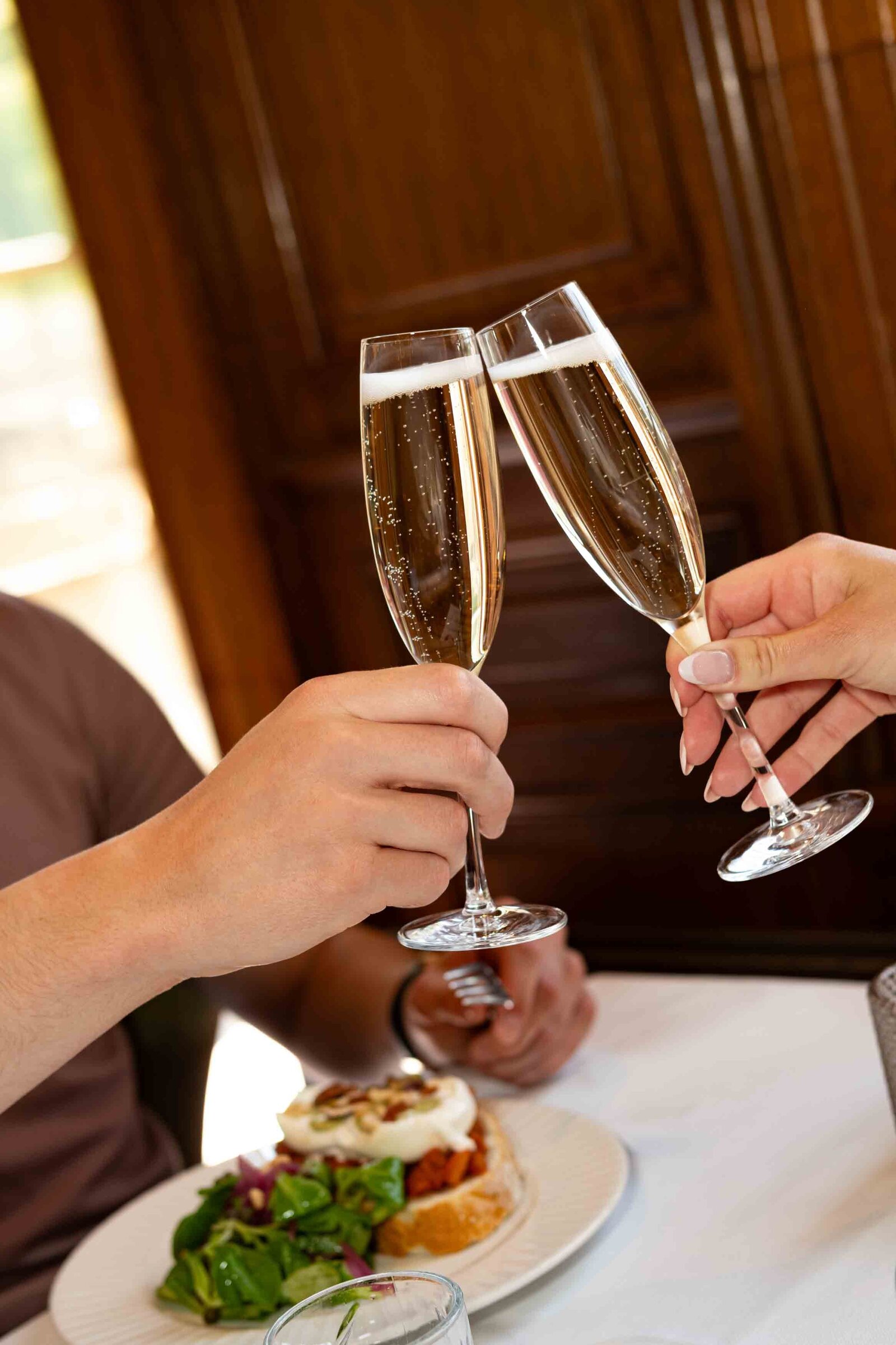 proostende champagne glazen tijdens diner op landgoed