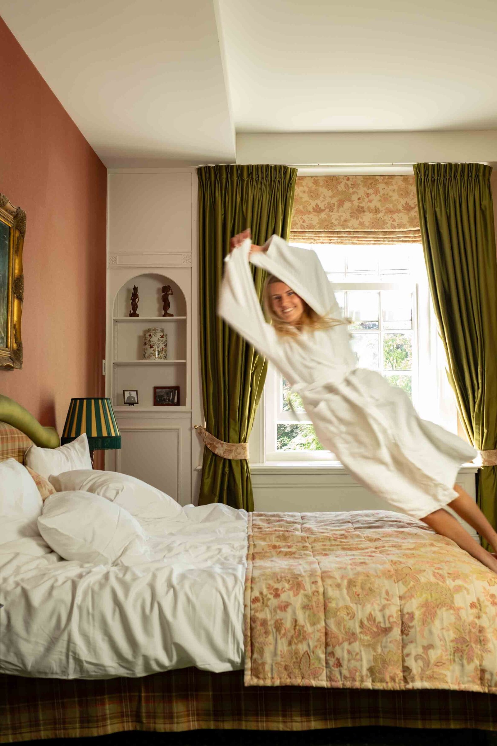 springend op het hotelbed in haarlem