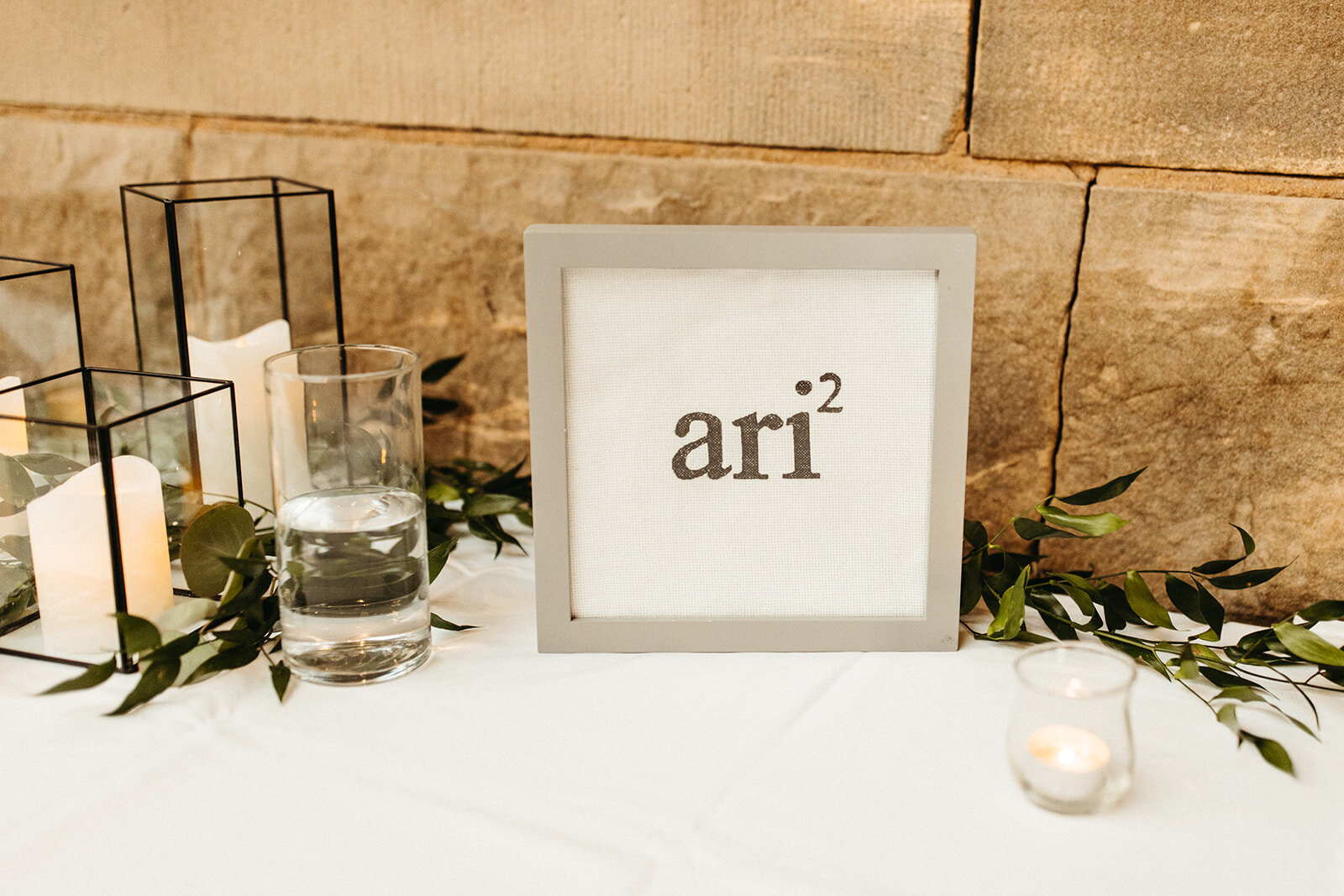 custom-wedding-signage-simple-decor