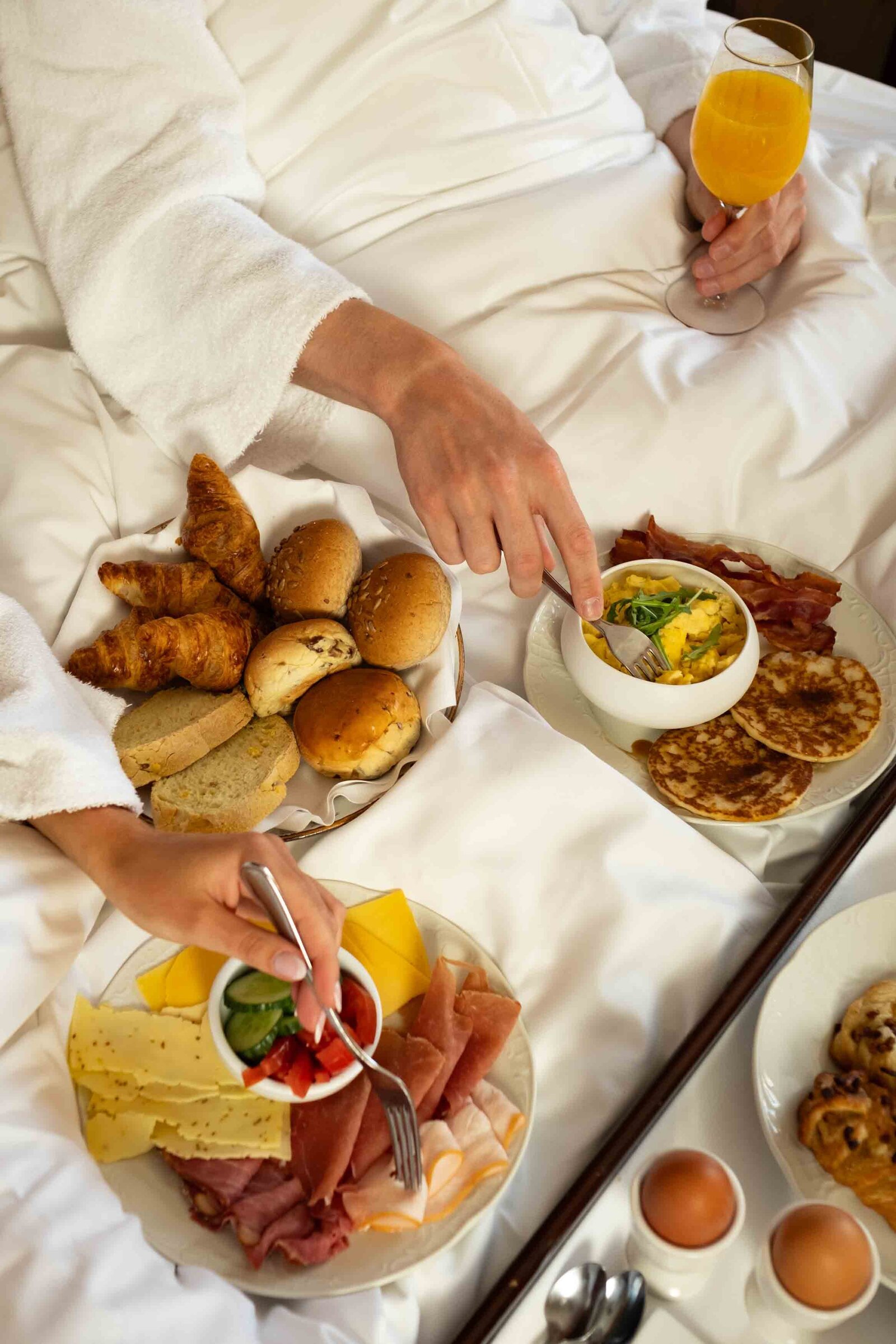ontbijt op bed van een hotel op de grachten in amsterdam