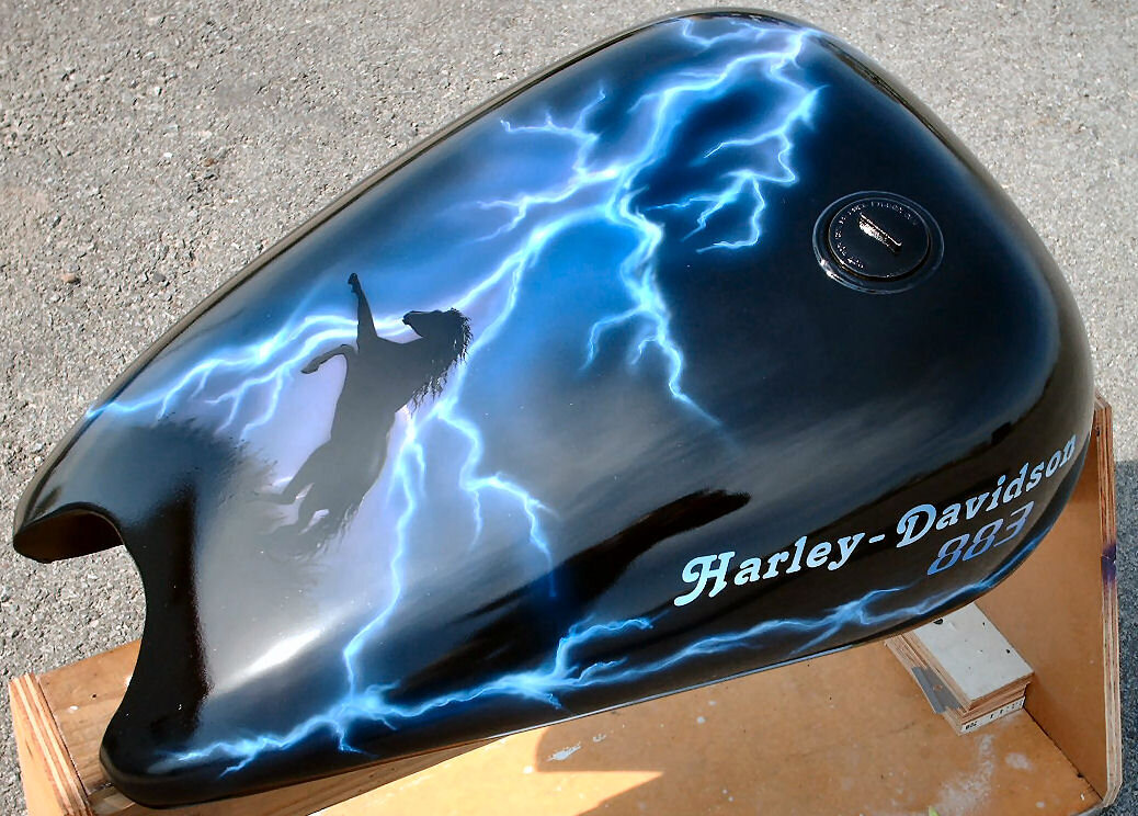 Horse lightning Harley rt sideTank