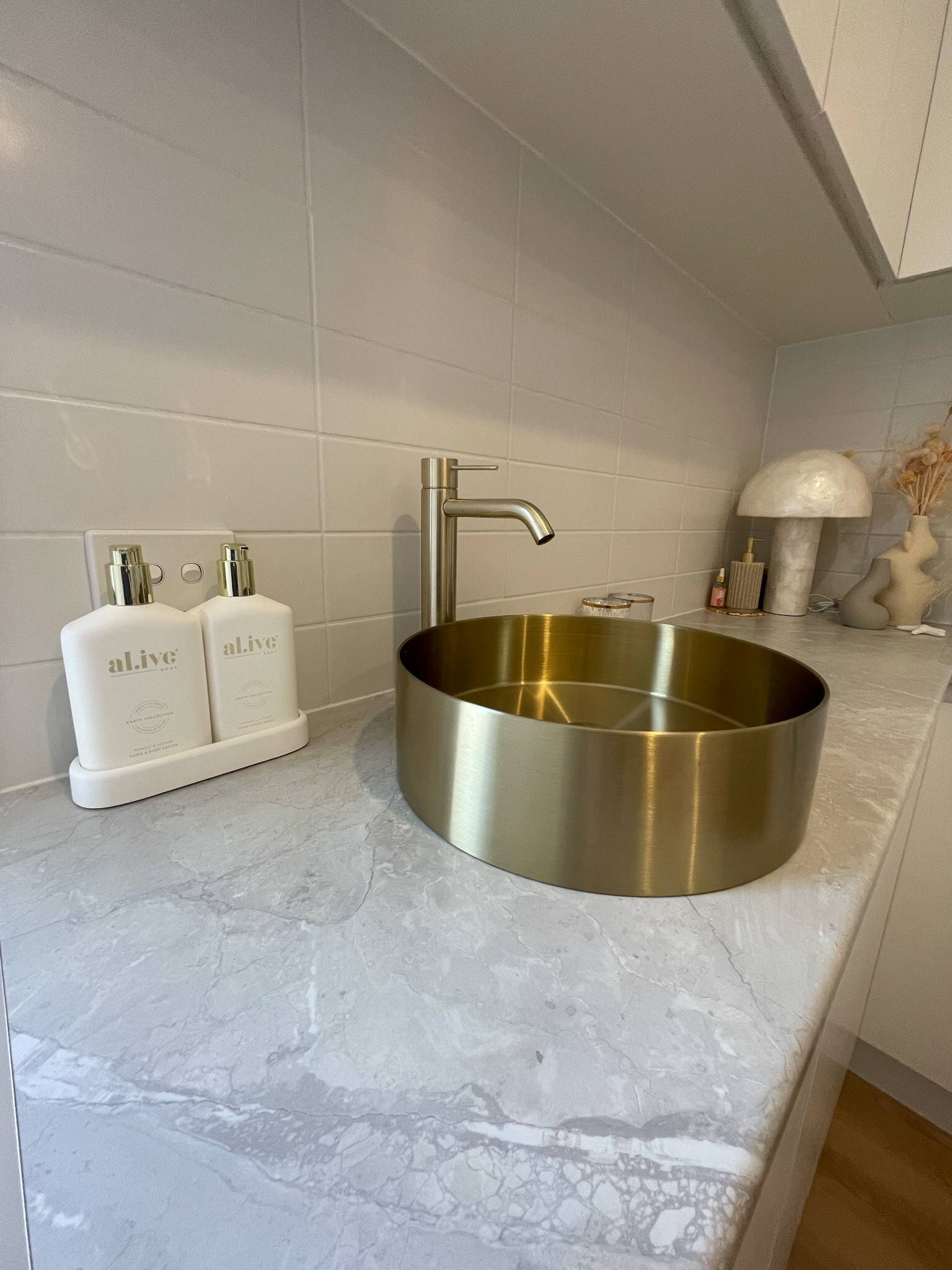 Bright and modern bathroom by AR Construction in Warrnambool