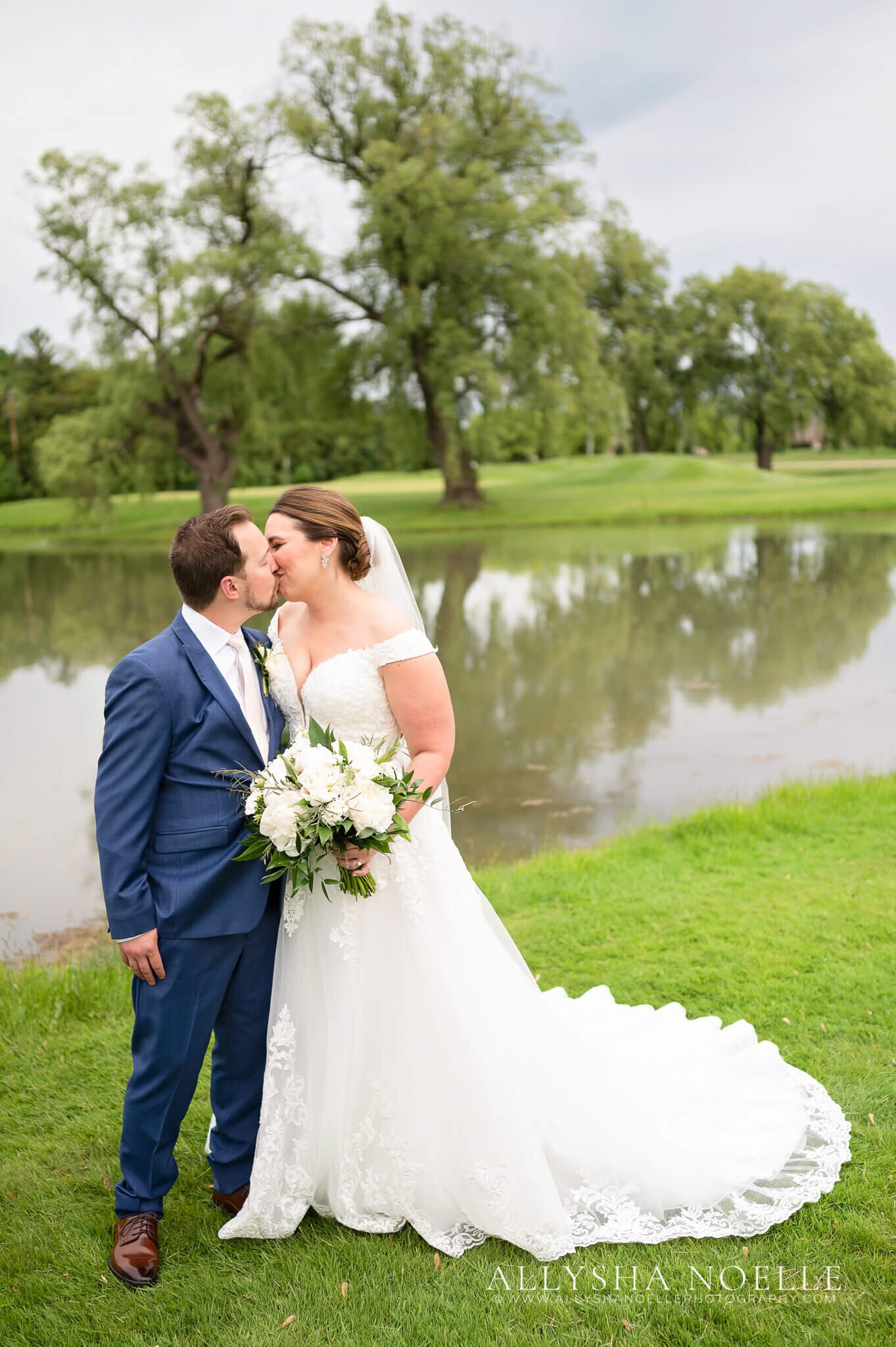 Wedding-at-River-Club-of-Mequon-327