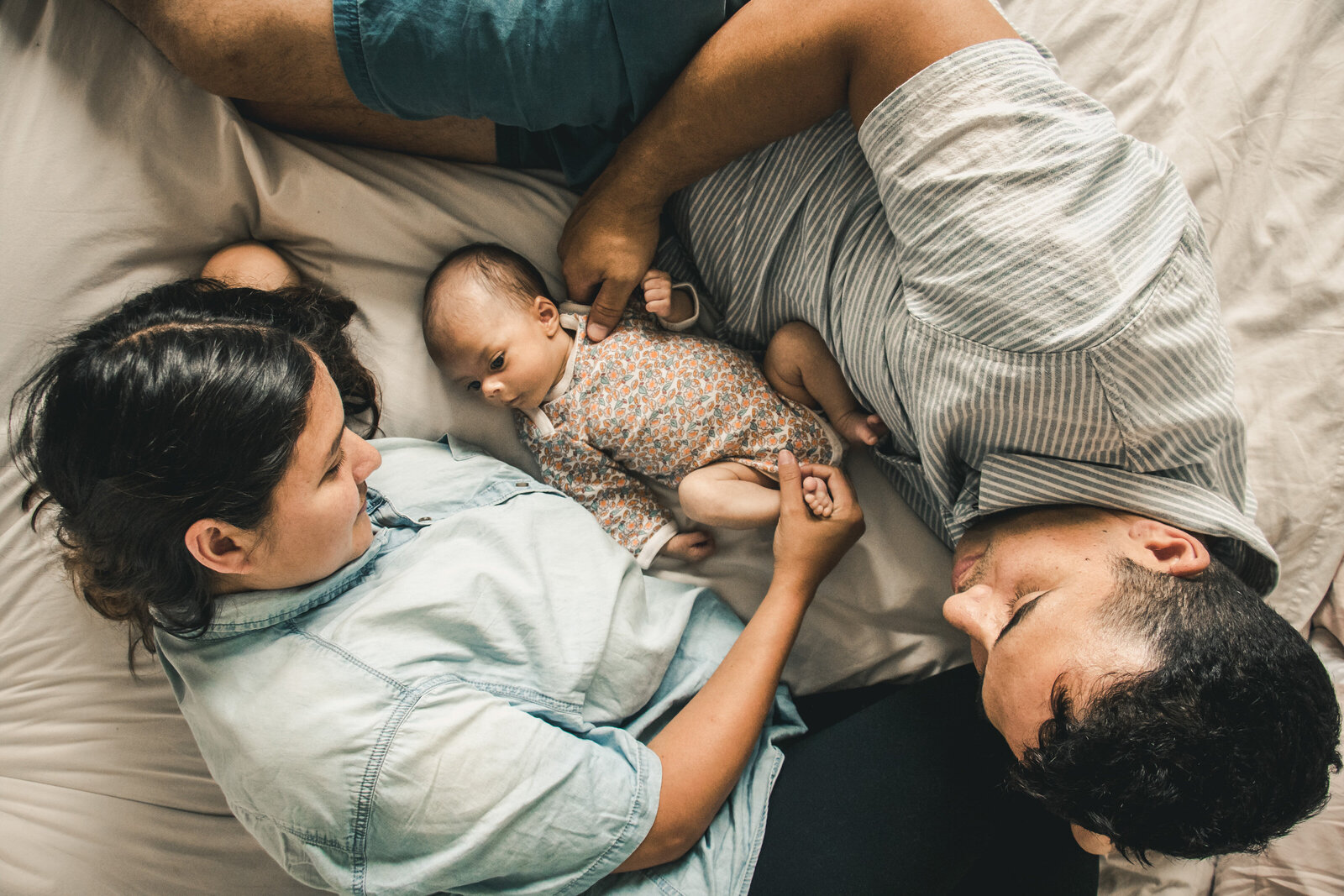 Mount-photographer-newborn-home-awake-20-2