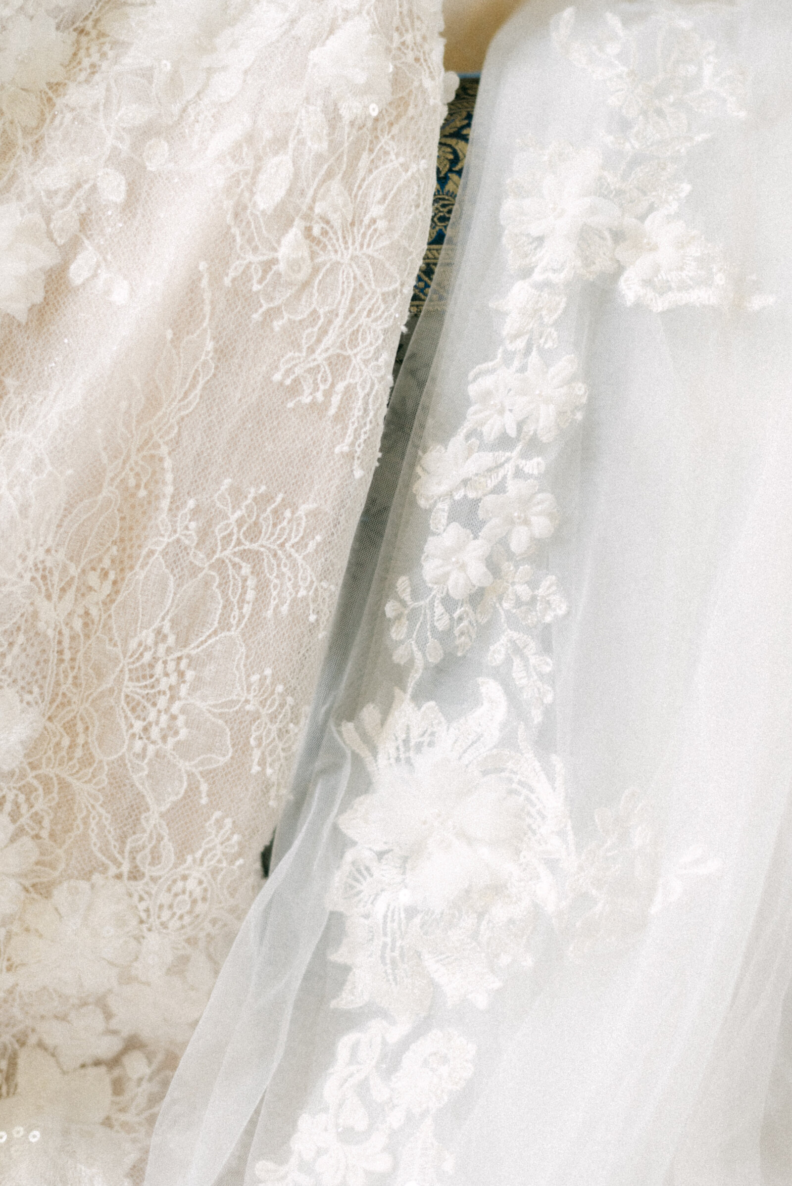 Laces of the wedding dress and the veil photographed by wedding photographer Hannika Gabrielsson.