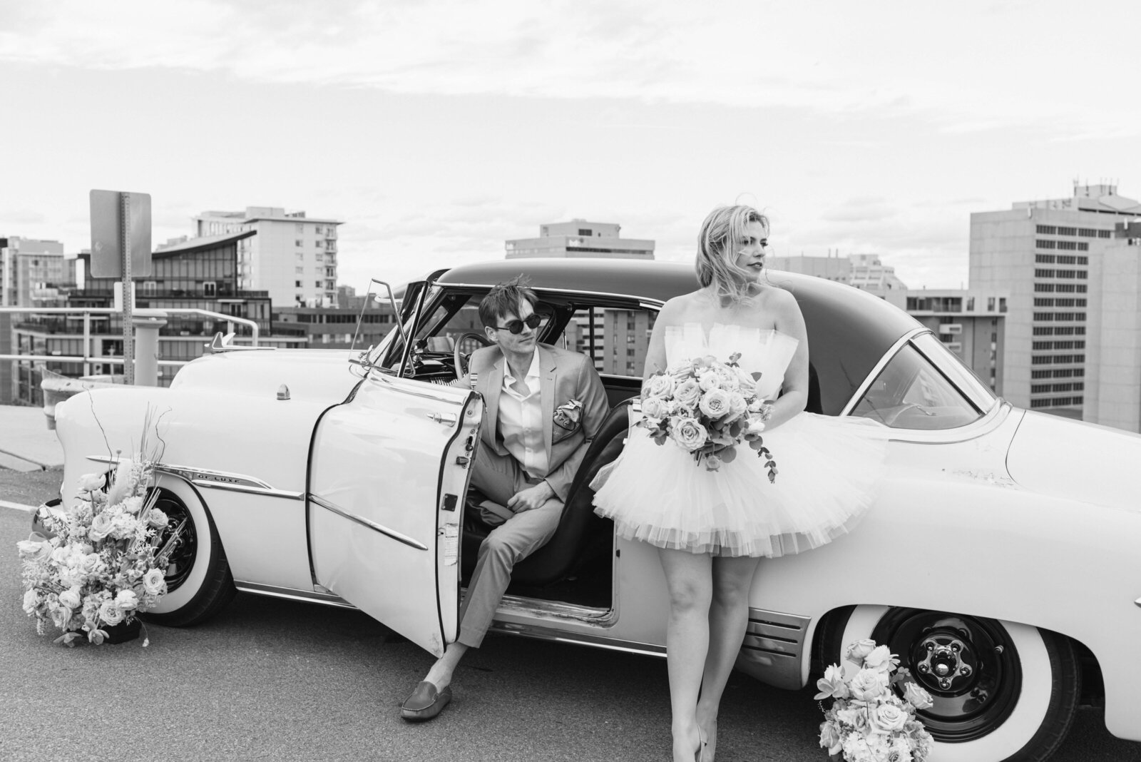 Bride-and-groom-in-Vegas-with-antique-car