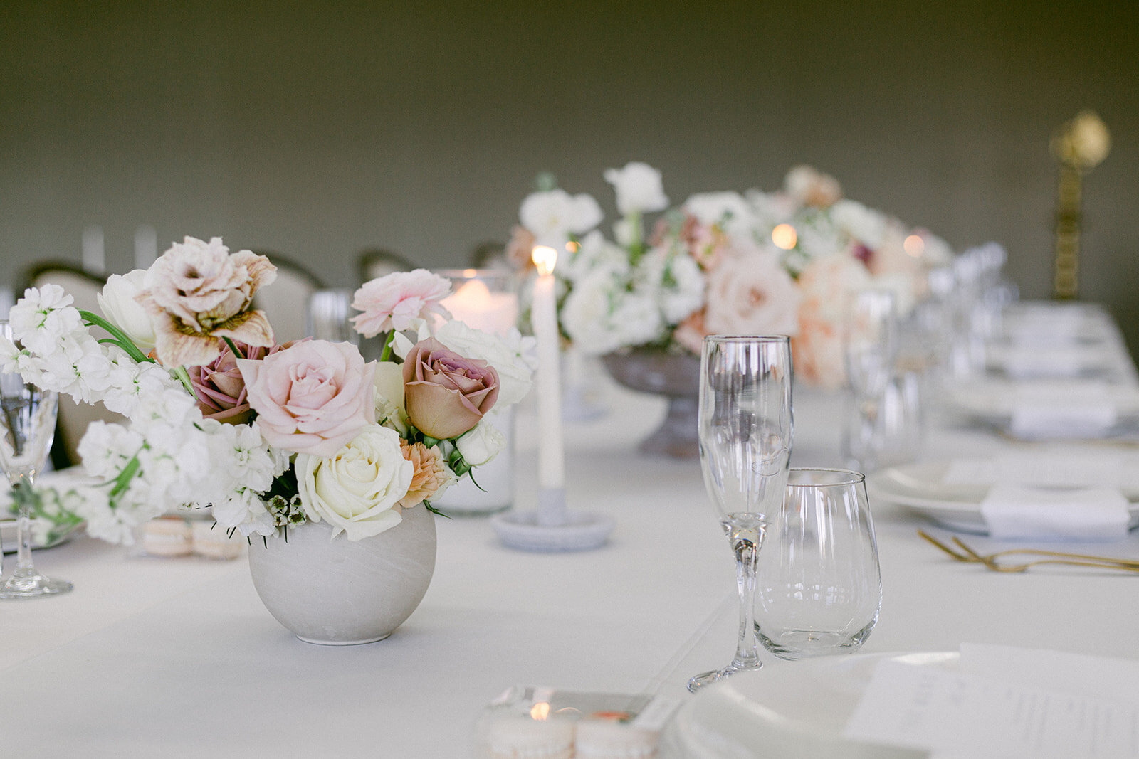 luxury-wedding-flowers-blush-white-flowers-centerpiece