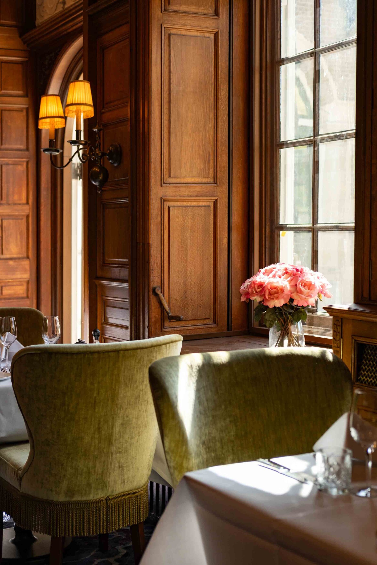 sfeervol restaurant met tafel decoratie