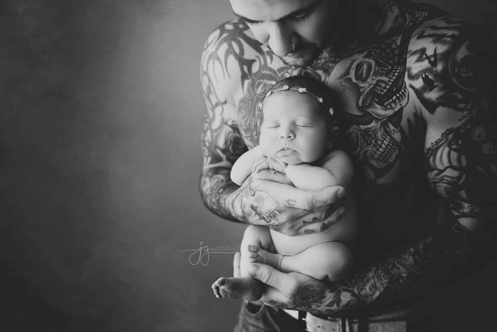 tatood dad with newborn