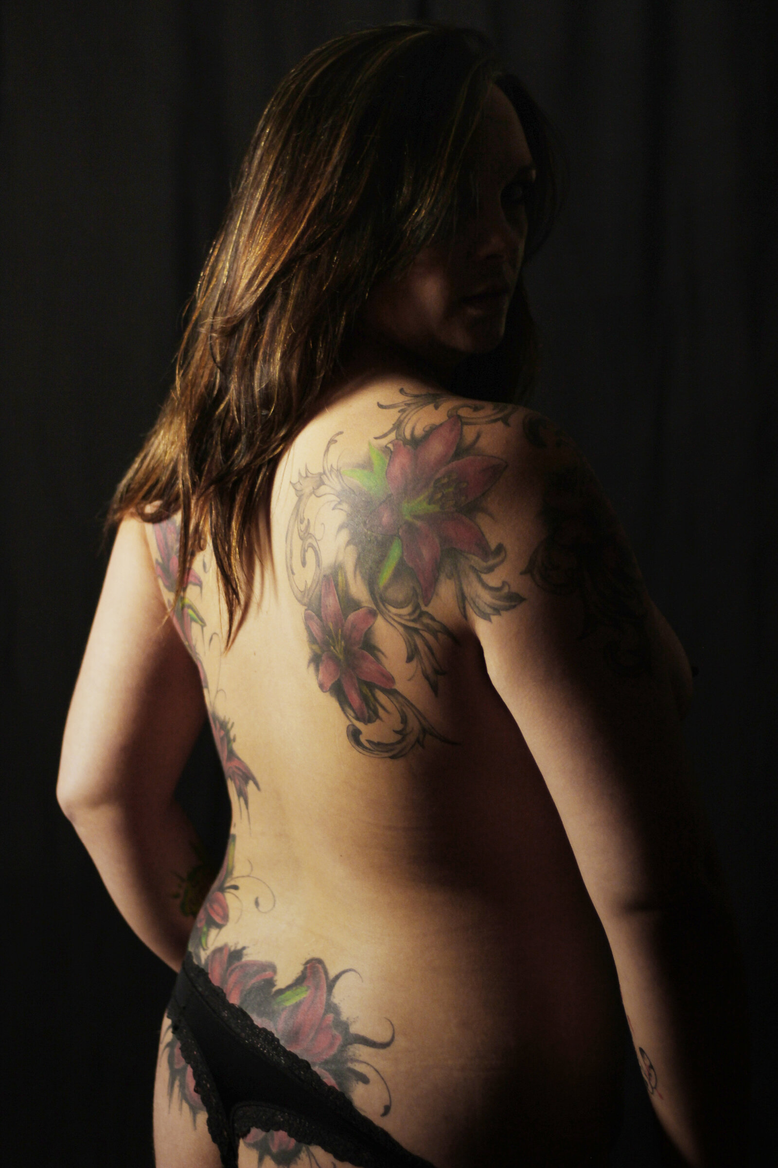 Tattoo, back, body tattoo, shoulder,  Lillies, colorful, red, rembrandt