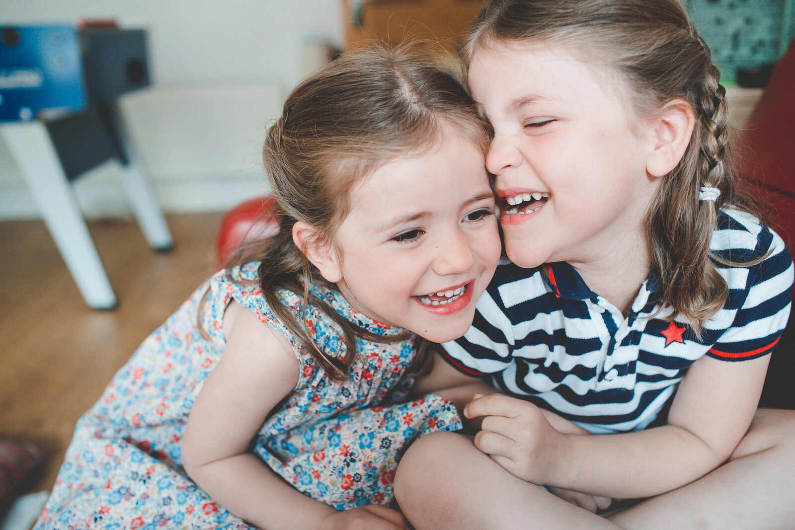 FP_FAMILY-SISTERS-GIGGLING-LONDON-PHOTOGRAPHER-0010