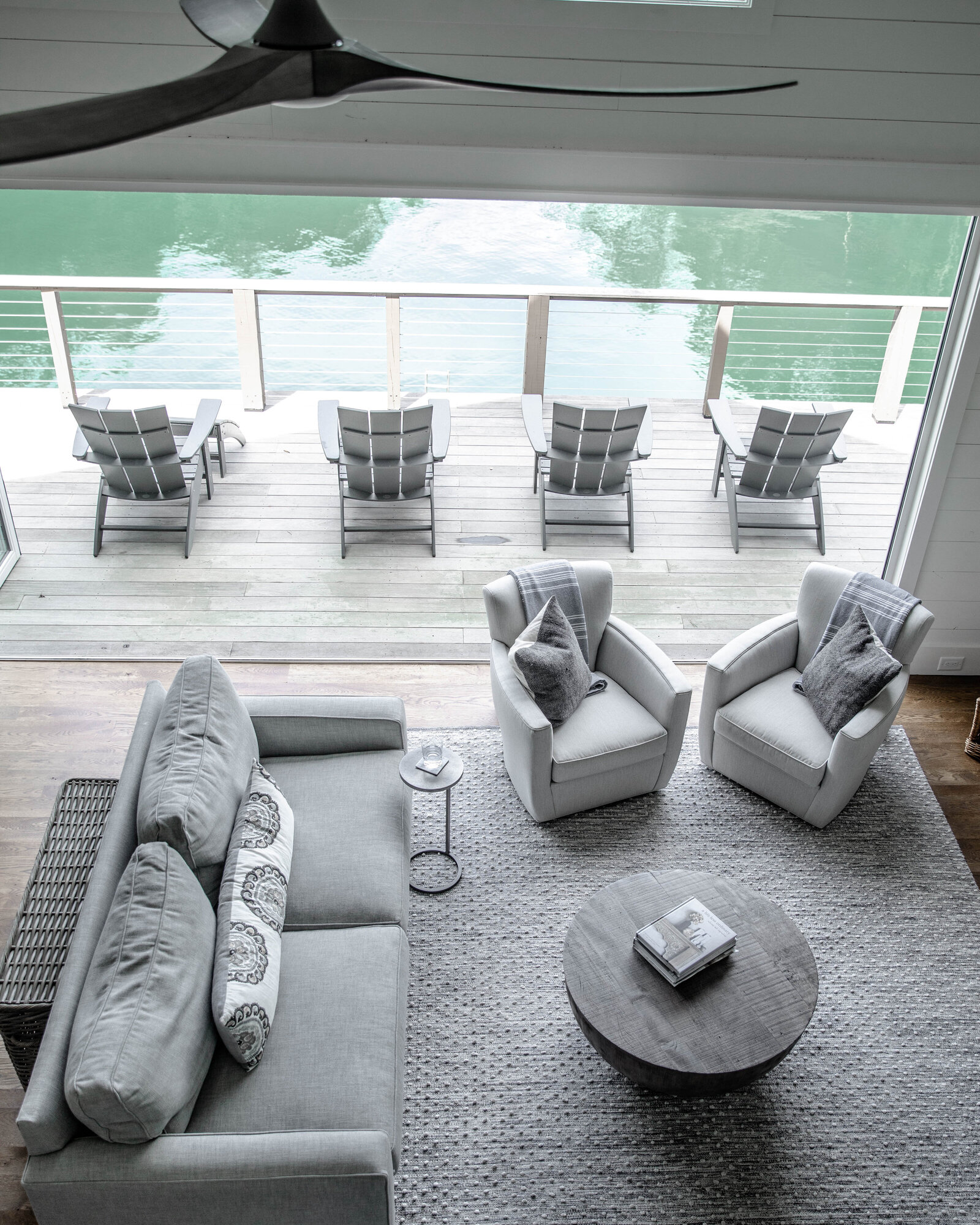 la_bella_vie_lakehouse_living_room_with_open_collapsable_doors_and_patio_with_outdoor_seating