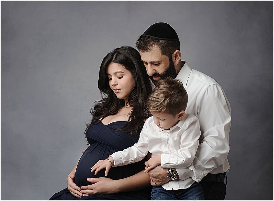 family maternity photos with dad and todler in studio