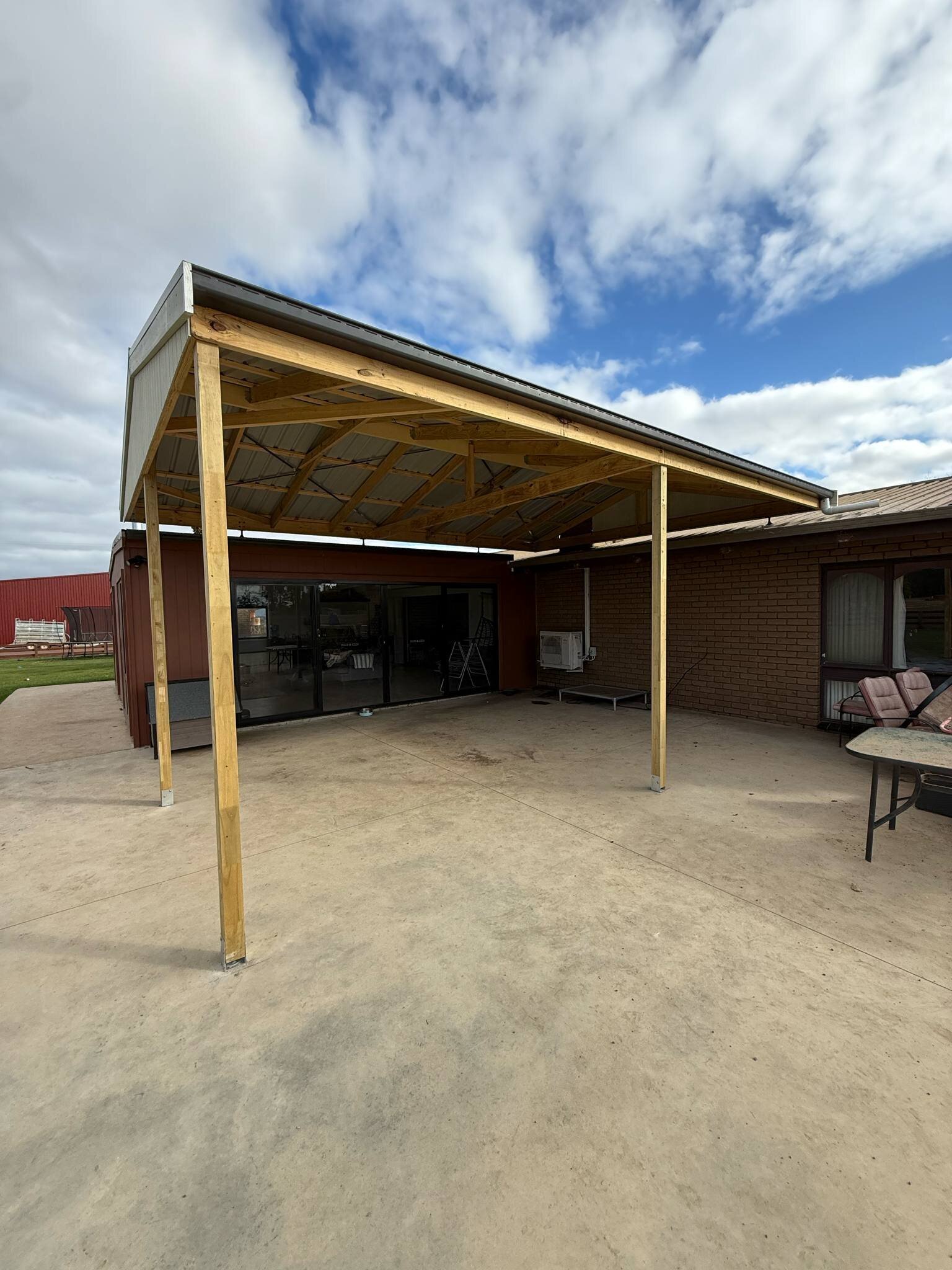 Stylish alfresco area by AR Construction in South West VIC