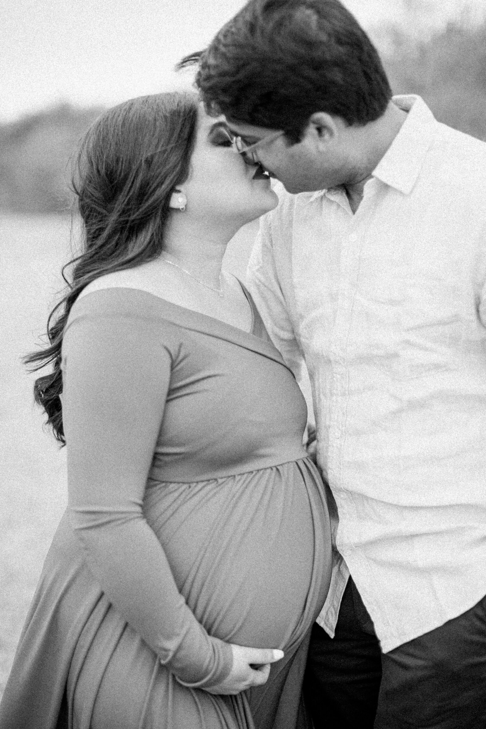 Black and white maternity photography.