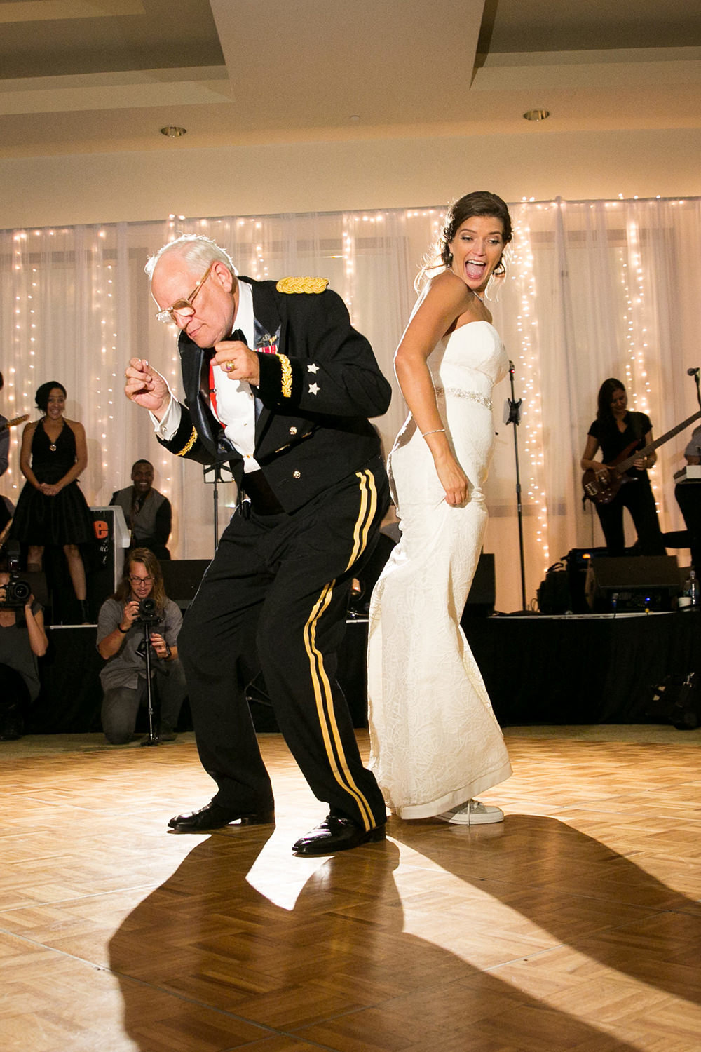 bride and dad dancing super funny