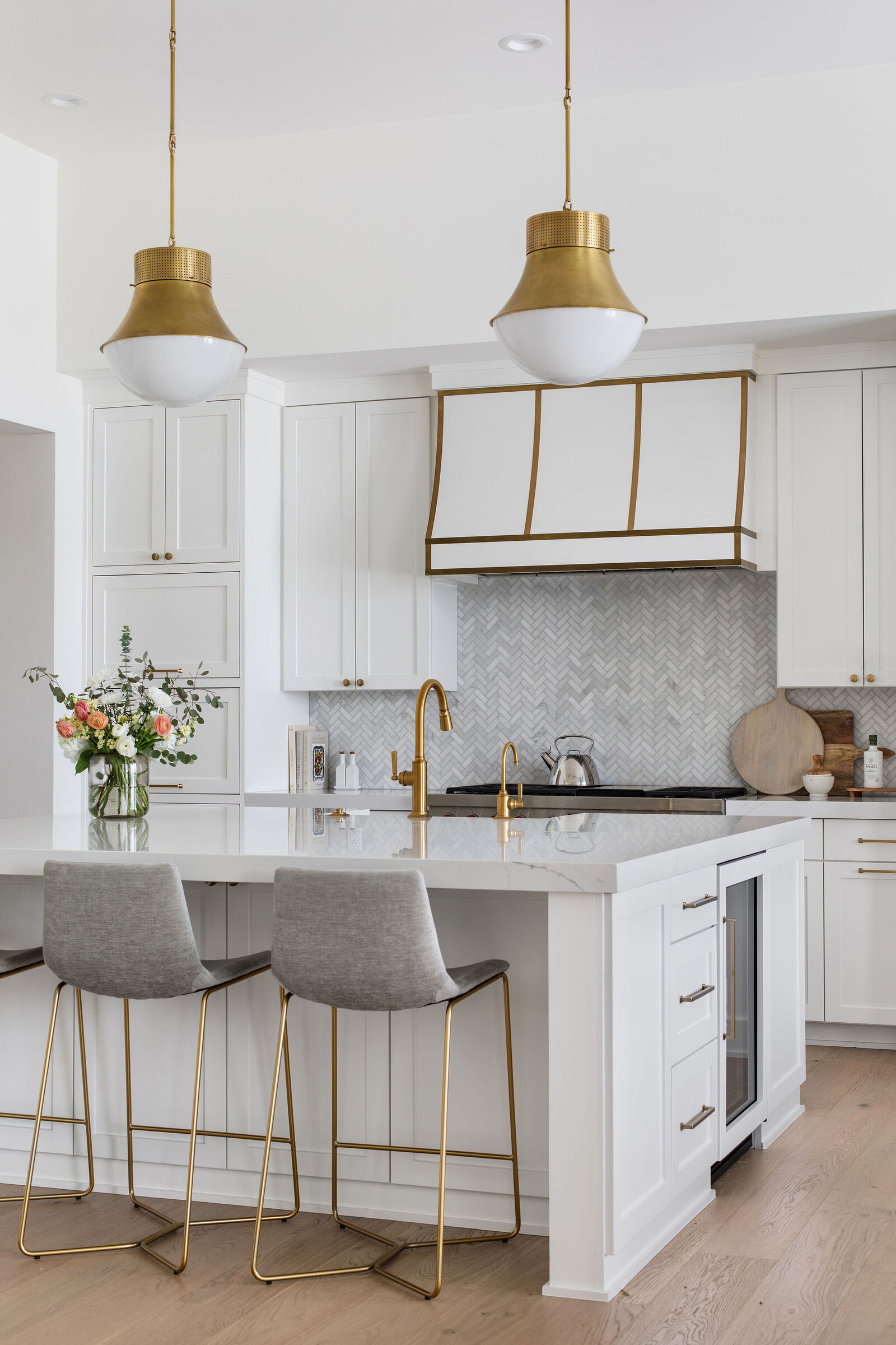 white+kitchen+brass+quartz+counters+nuela+designs