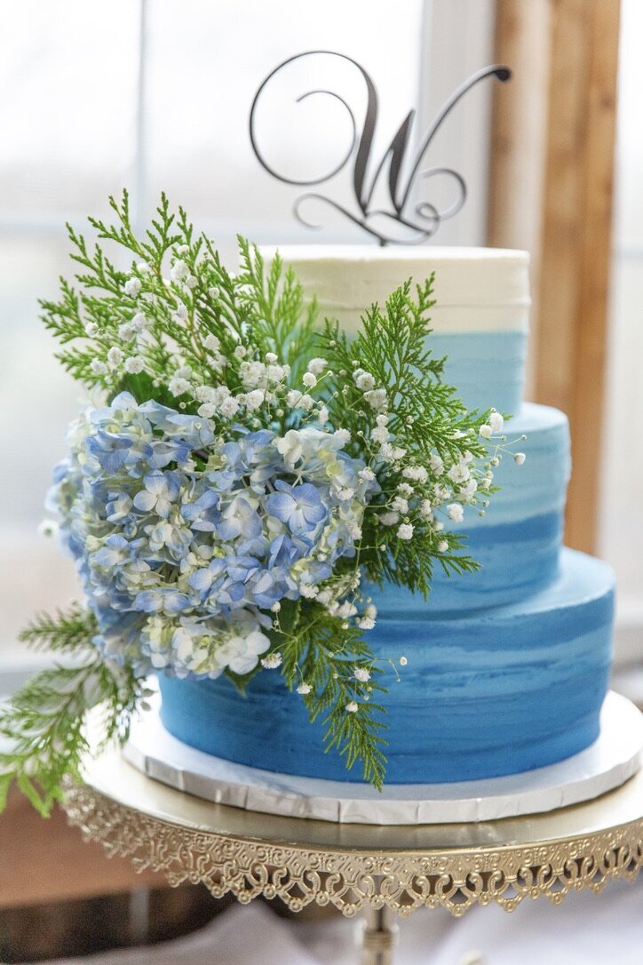 Beautiful blue and white cake at a wedding that was photographed in mount vernon, ohio