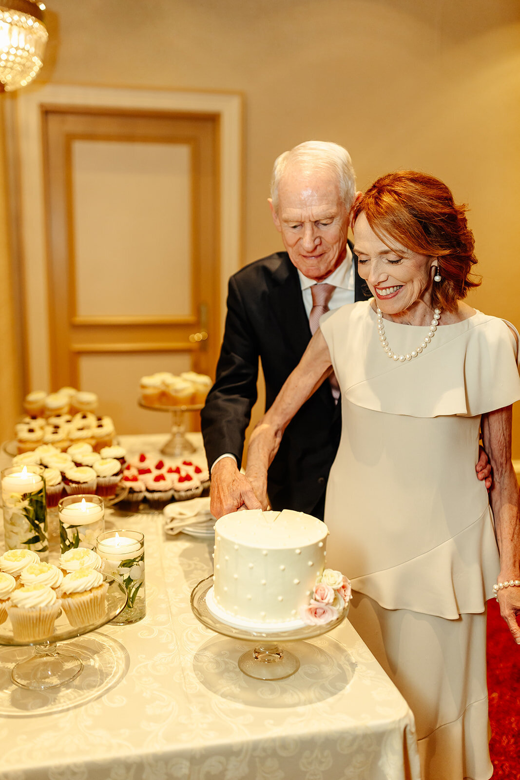 bride-groom-cake-cutting-buttercream
