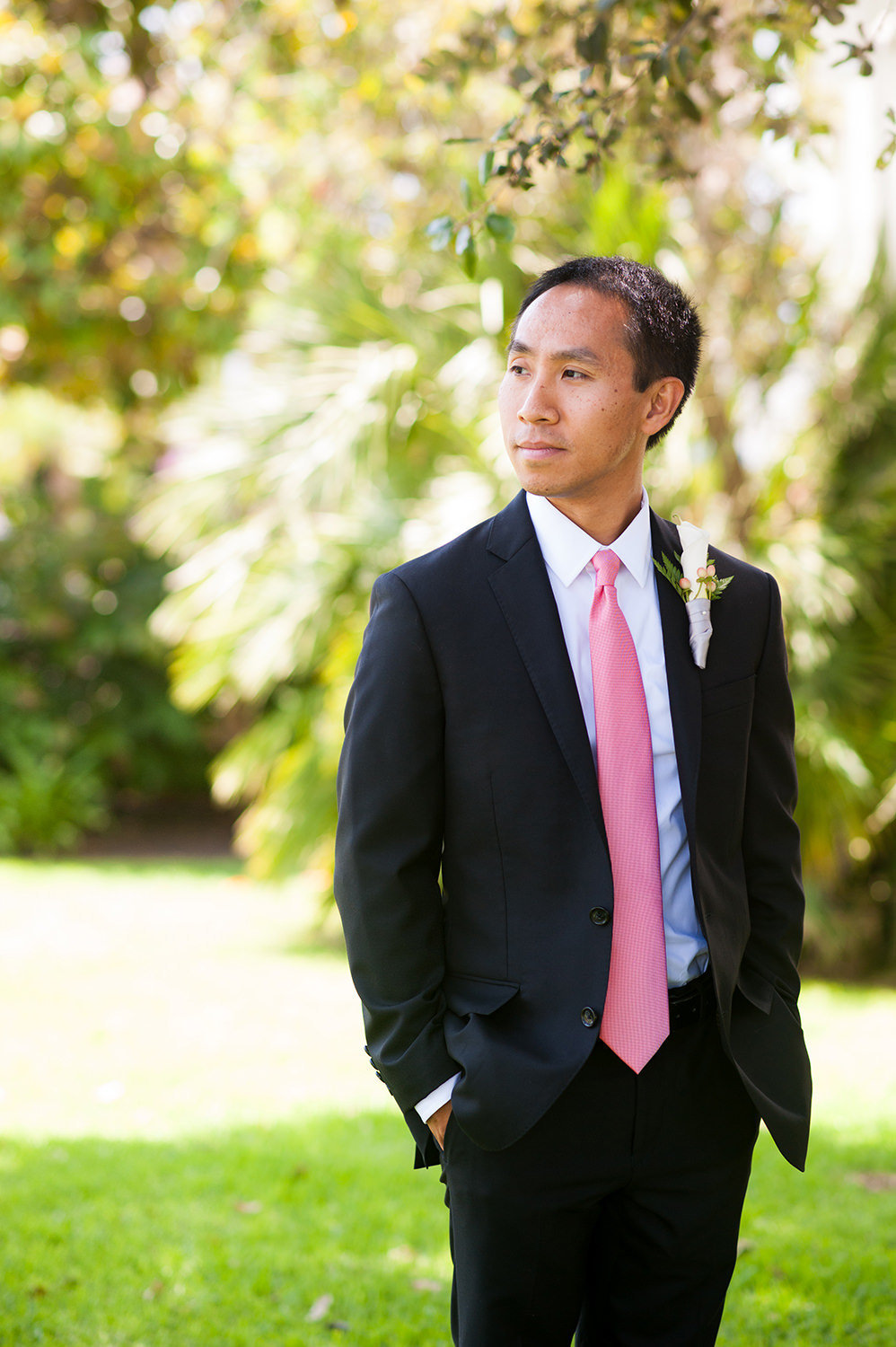 groom serious with pink tie