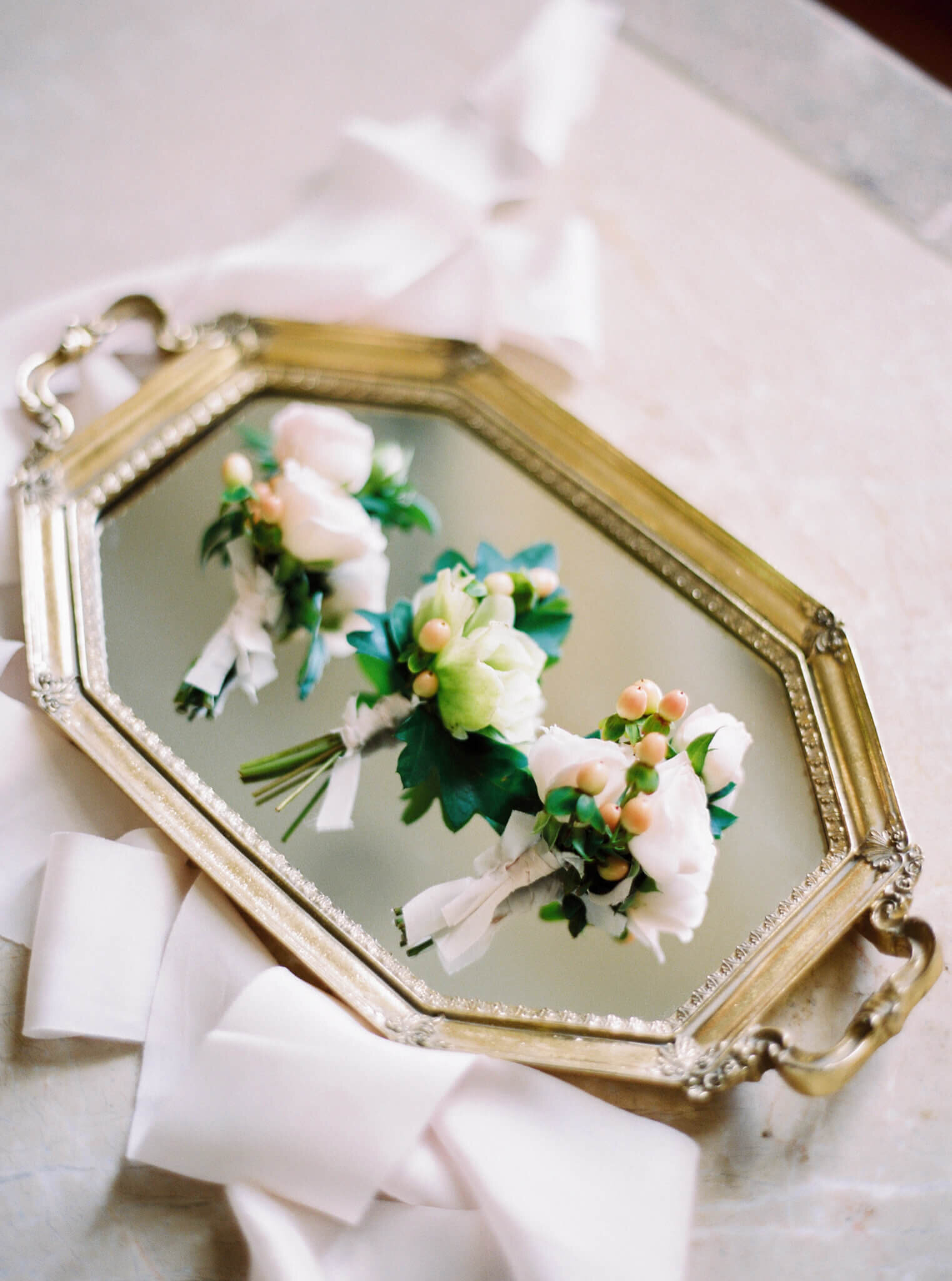 Grrom florals on gold tray sttled by Splendida Weddings _Passionate_wedding_photography