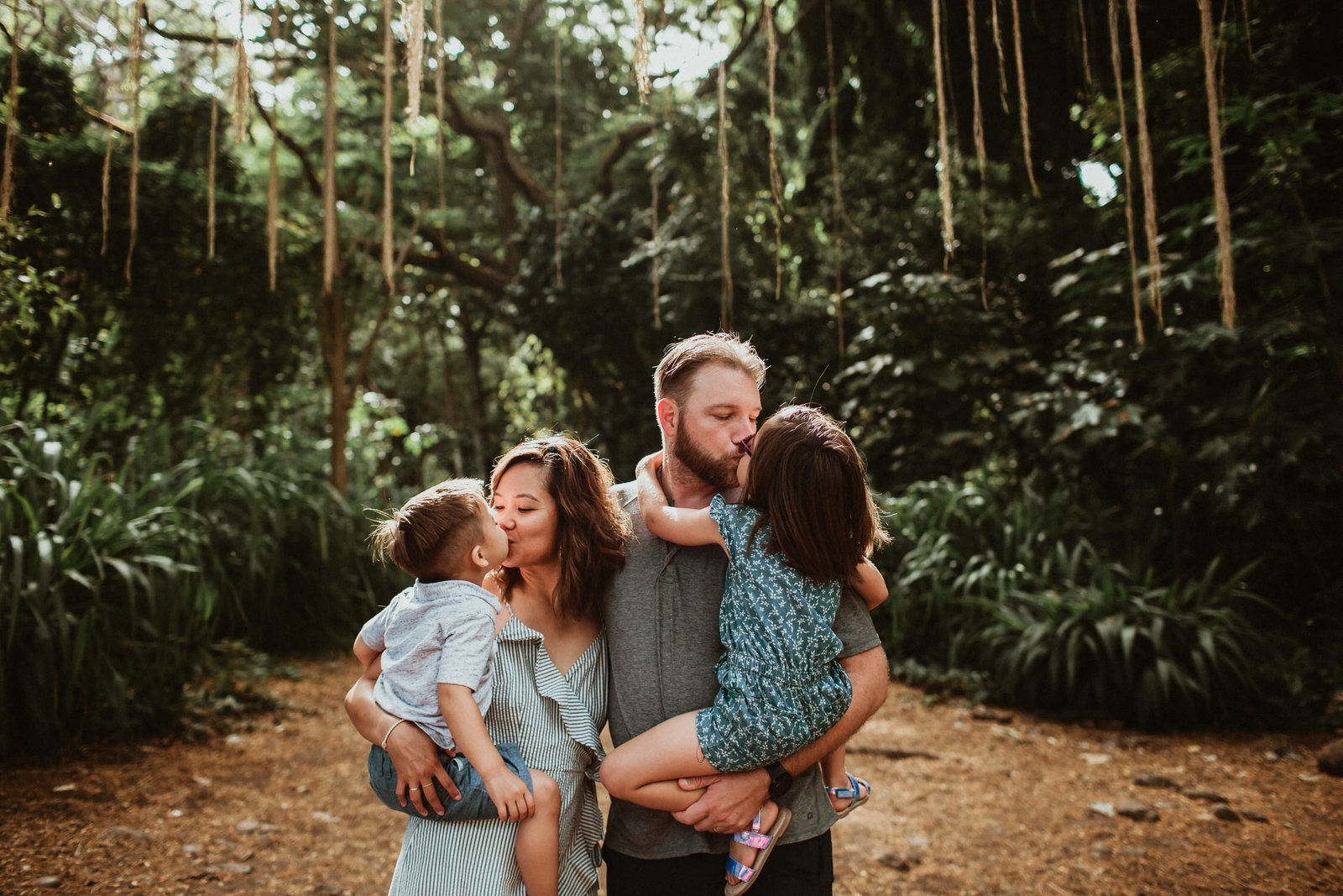 Family Photos in a jungle in Maui