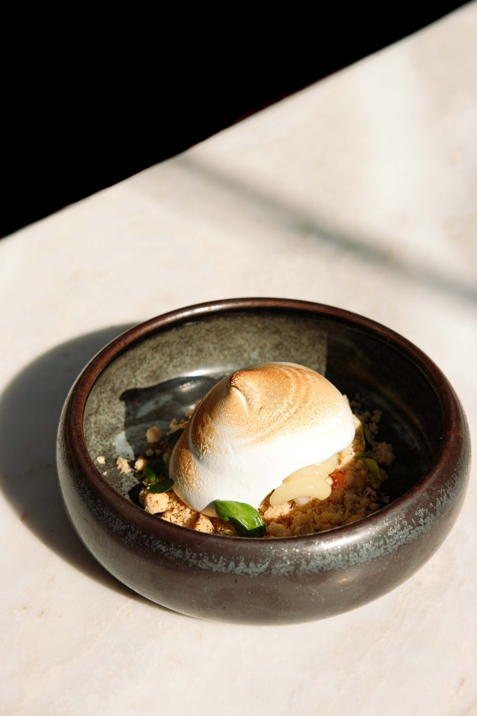 dessert gefotografeerd in warm licht