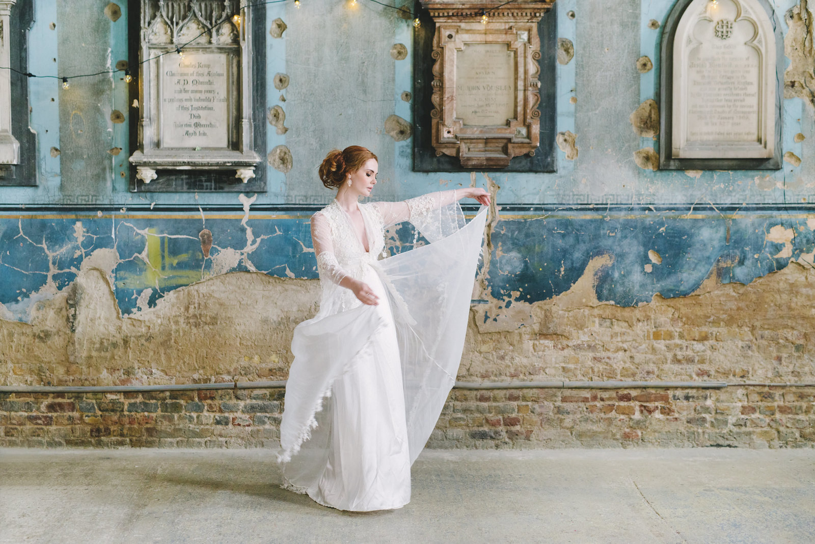 Ivory_silk_antique_lace_bohemian_wedding_dress_JoannelemingDesign_SussieMellstedtPhoto (7)