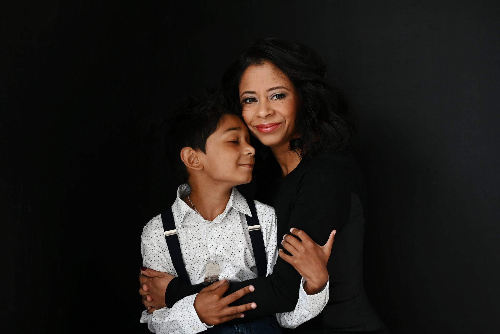 mothers-day-Portrait-of-child-and-mom-by-best-headshot-photographer-in-vienna-virginia-melody-yazdani-of-melody-yazdani-studios