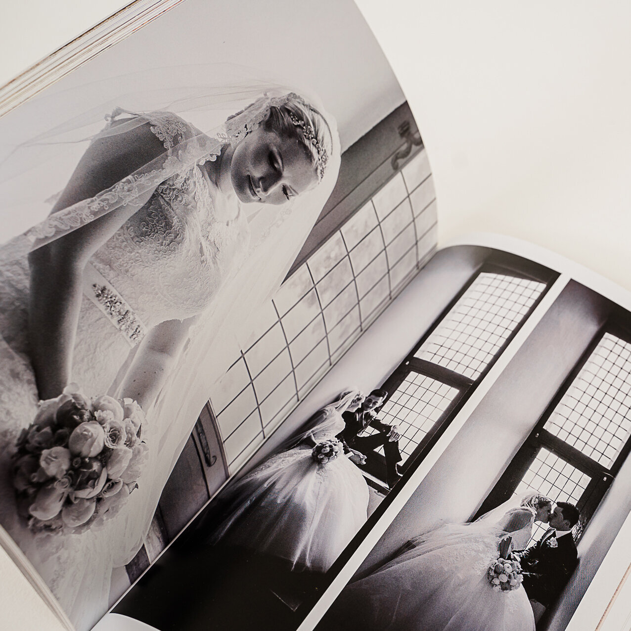 Zwart/wit foto in kasteel in wedding magazine