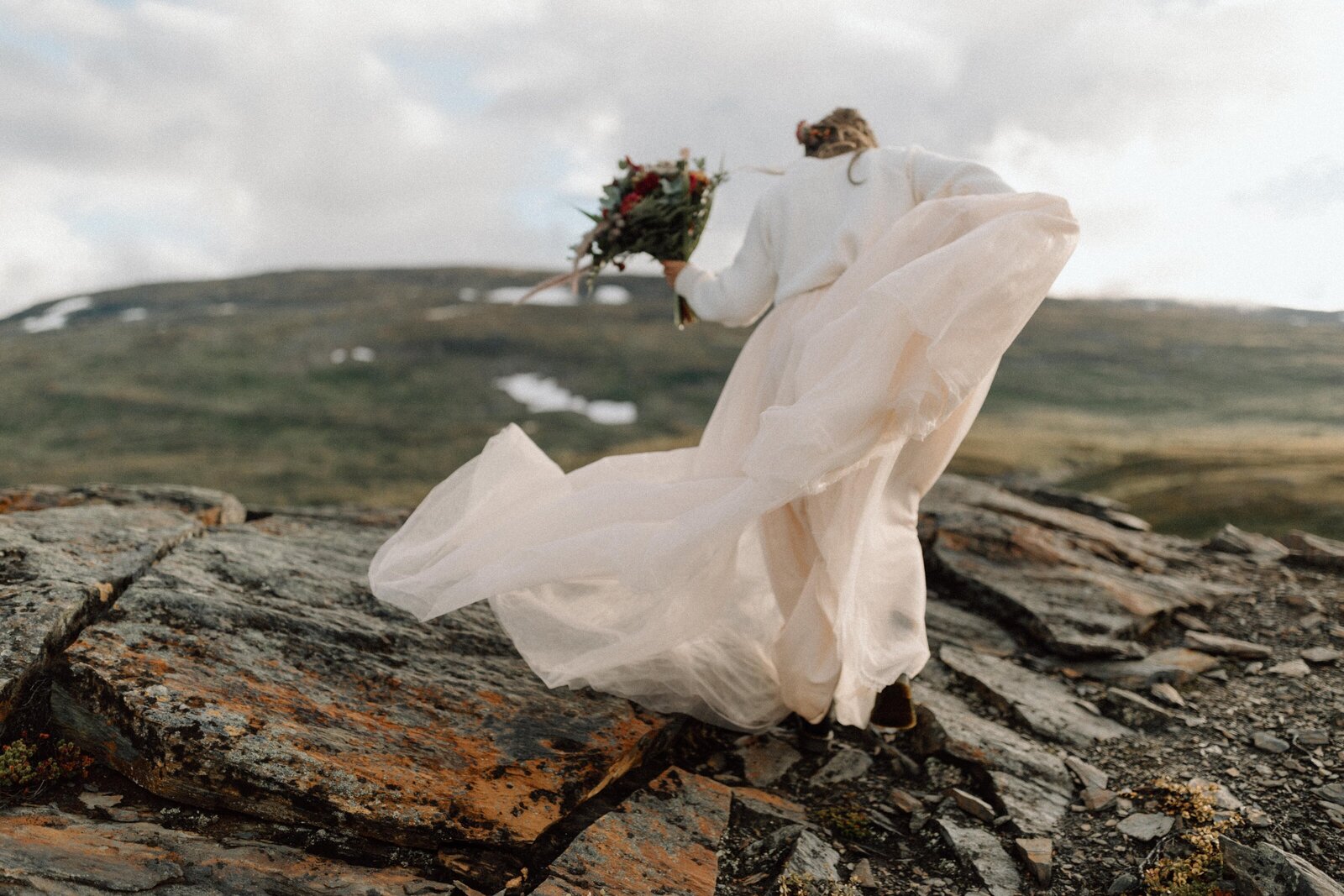 autumn-wedding-kiruna-lapland-photographer-elopement-björkliden-bröllop-bröllopsfotograf_3