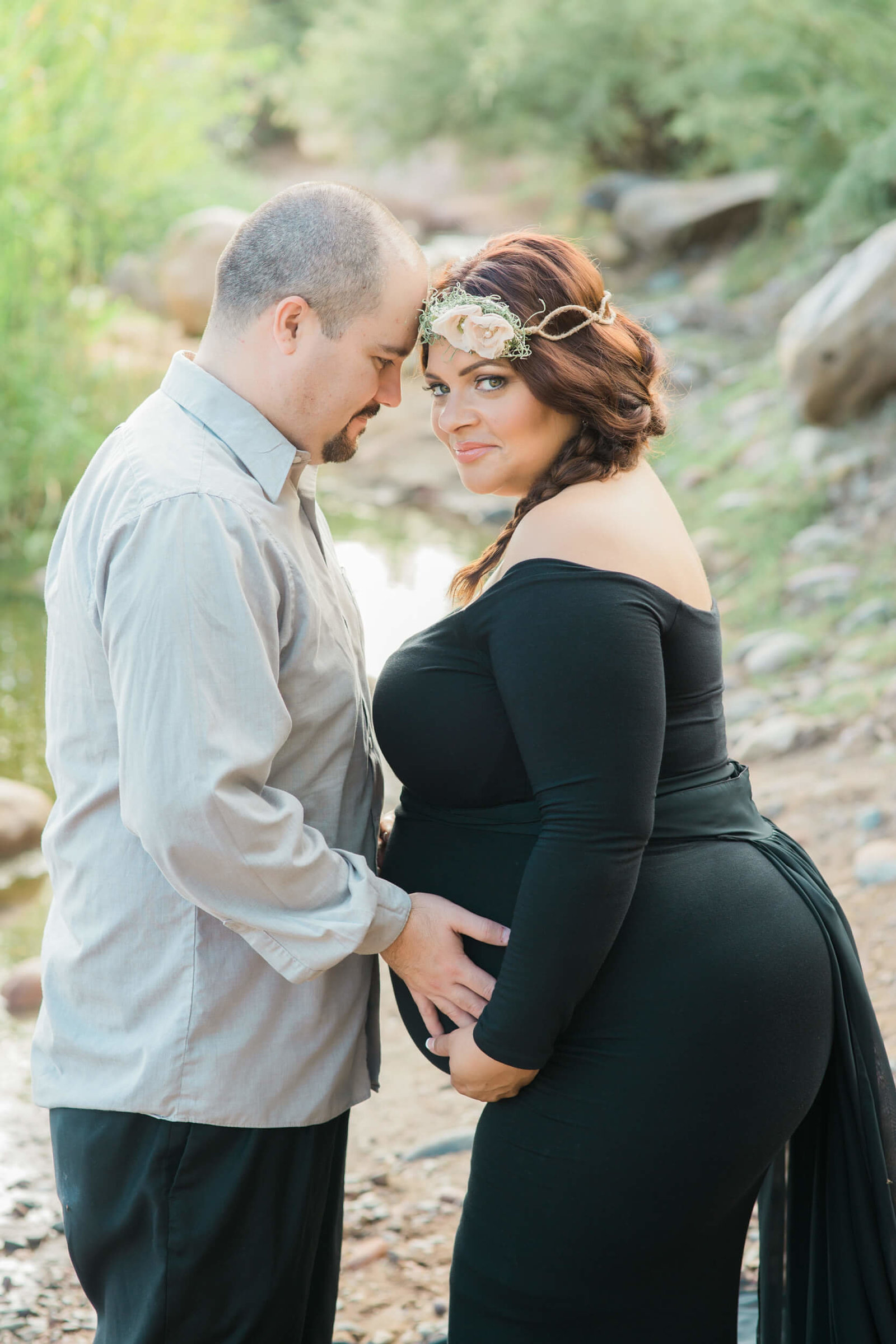 outdoor couples pregancy photographer in arizona