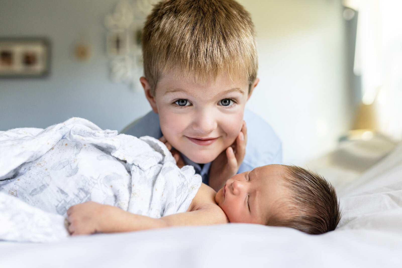 newborn-with-sibling-poses