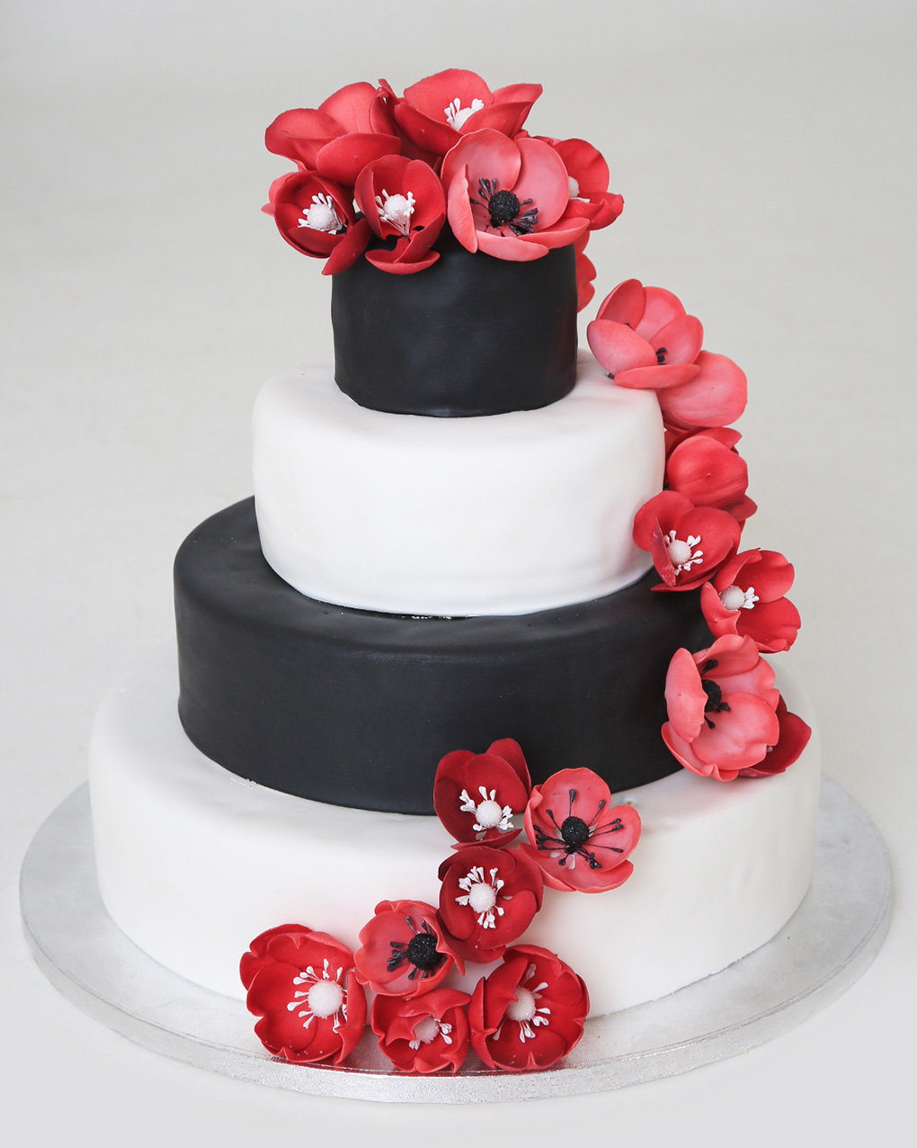 Zwart witte bruidstaart  met rode bloemen