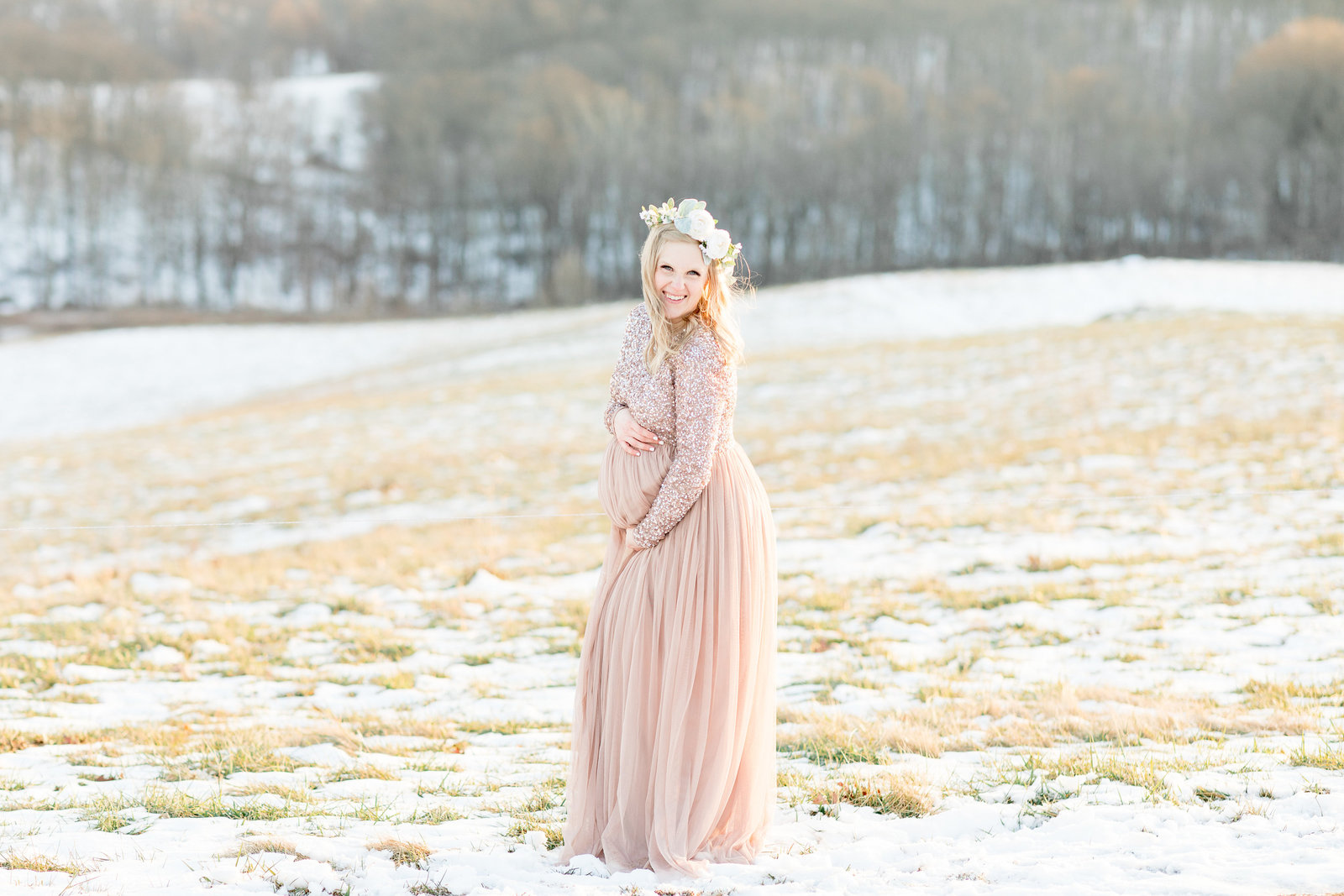 jess-dereck-snowy-winter-maternity-photo-session-010